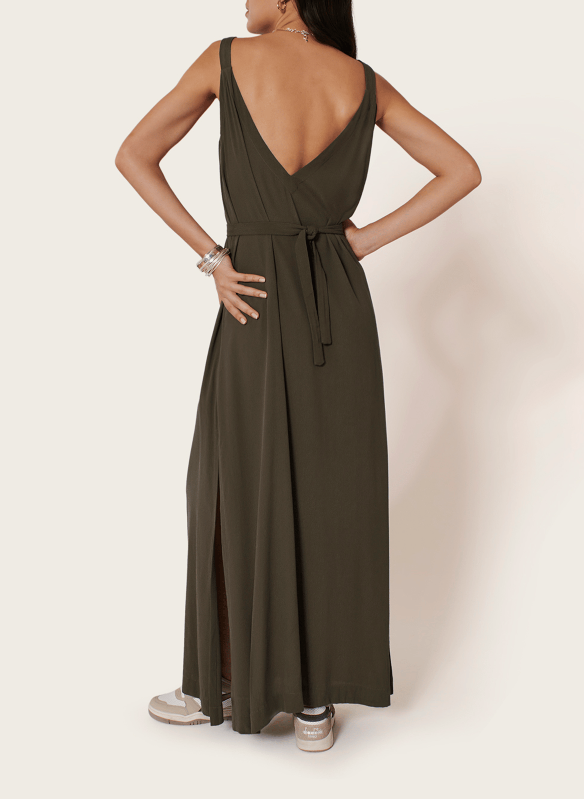 Rechte lange jurk met ceintuur en V-hals KARMA KOMA Bruin