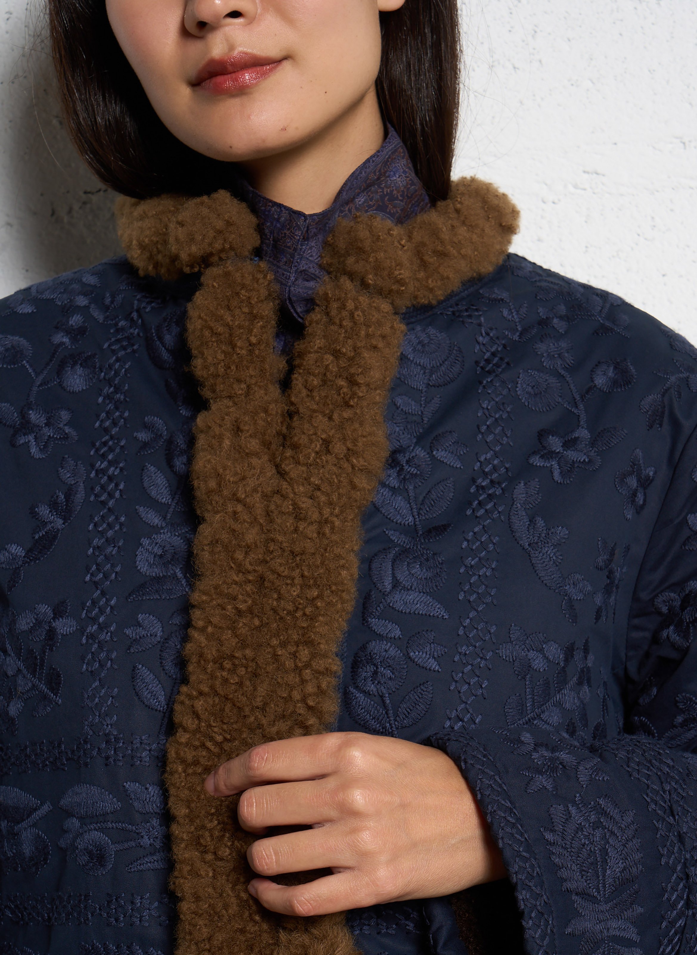 Rundhalsausschnitt bestickte Wollmischungsjacke ANTIK BATIK Blau