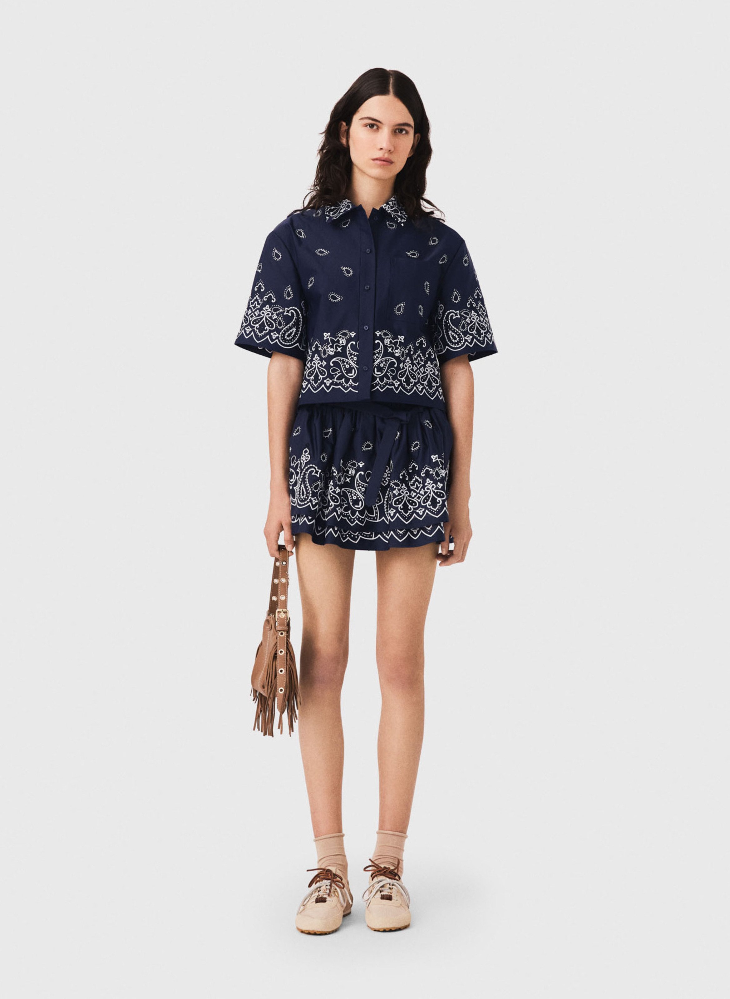 Korte rechte bedrukte blouse. MAJE Blauw