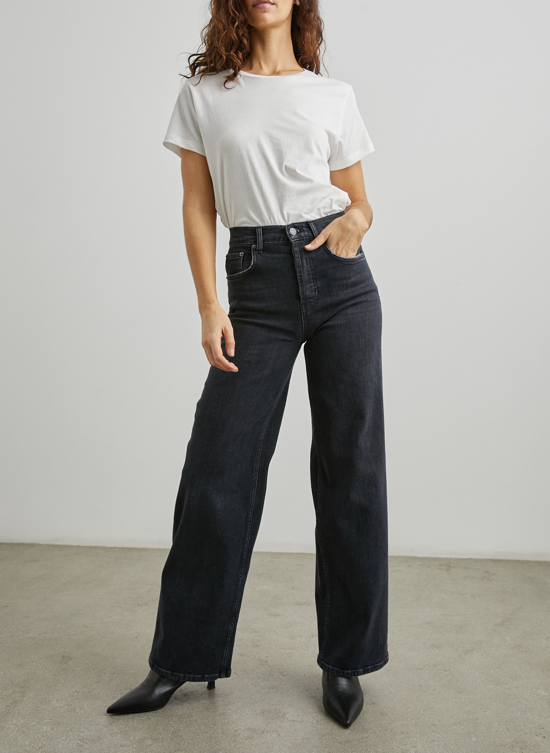 - Rechte jeans
- 5 zakken
- Recht model
- Verwassen effect RAILS Zwart