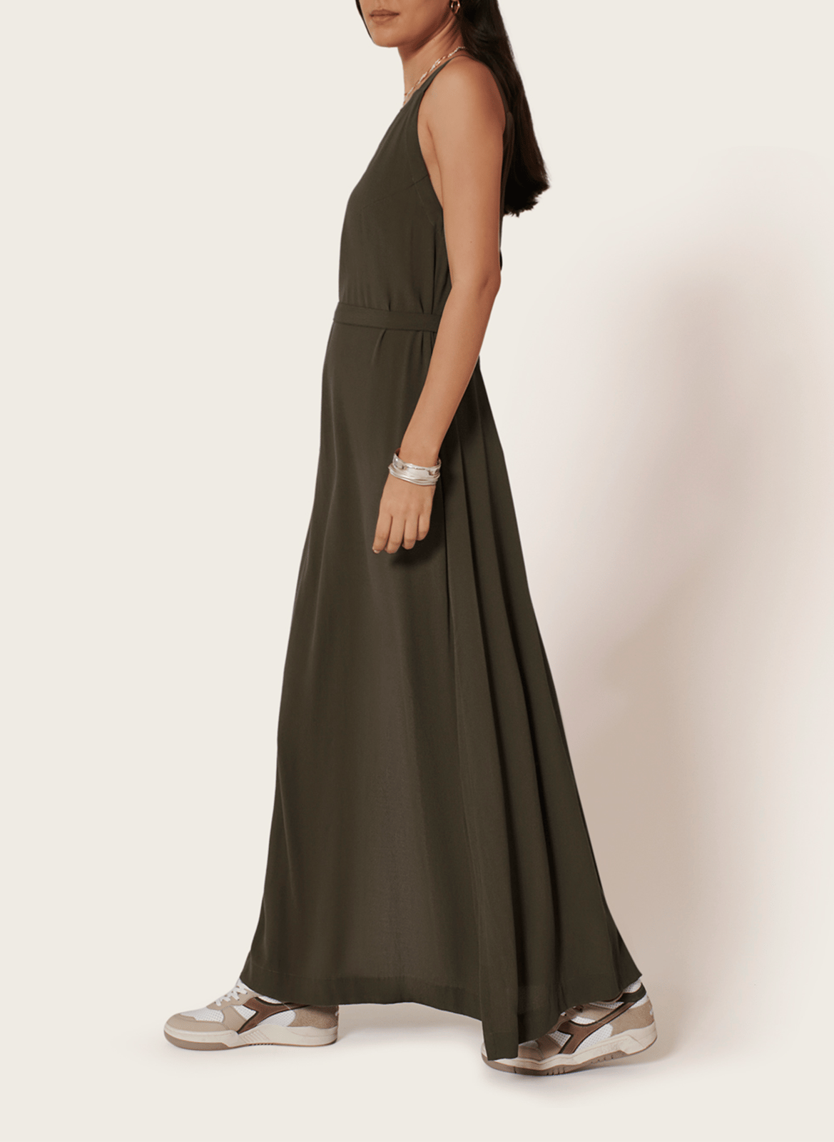 Rechte lange jurk met ceintuur en V-hals KARMA KOMA Bruin