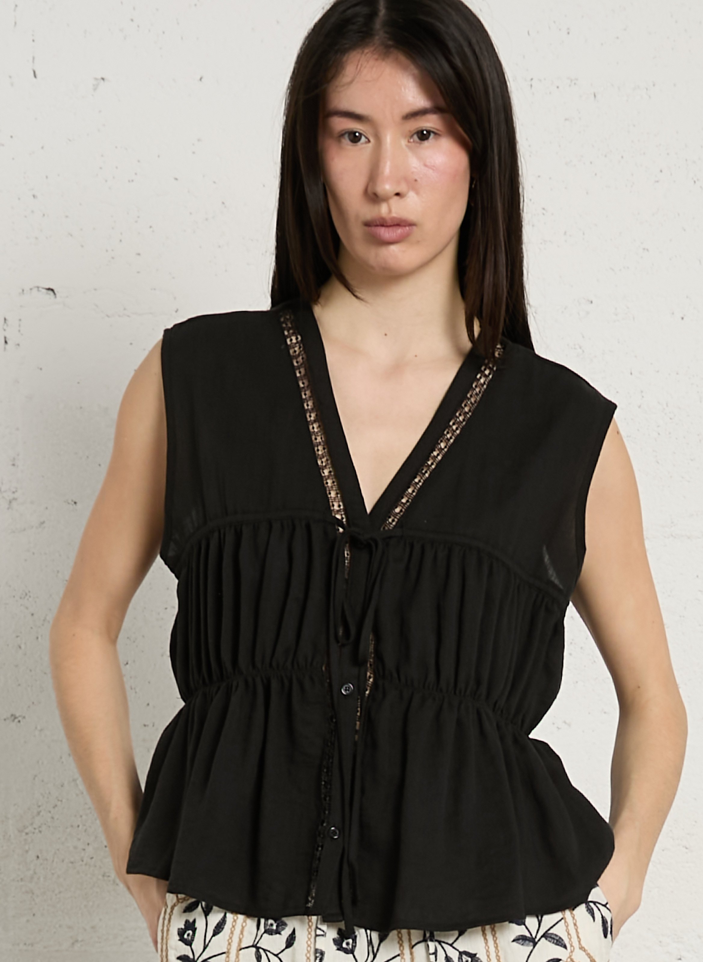 Sleeveless V-neck top with gathers SEE U SOON Black