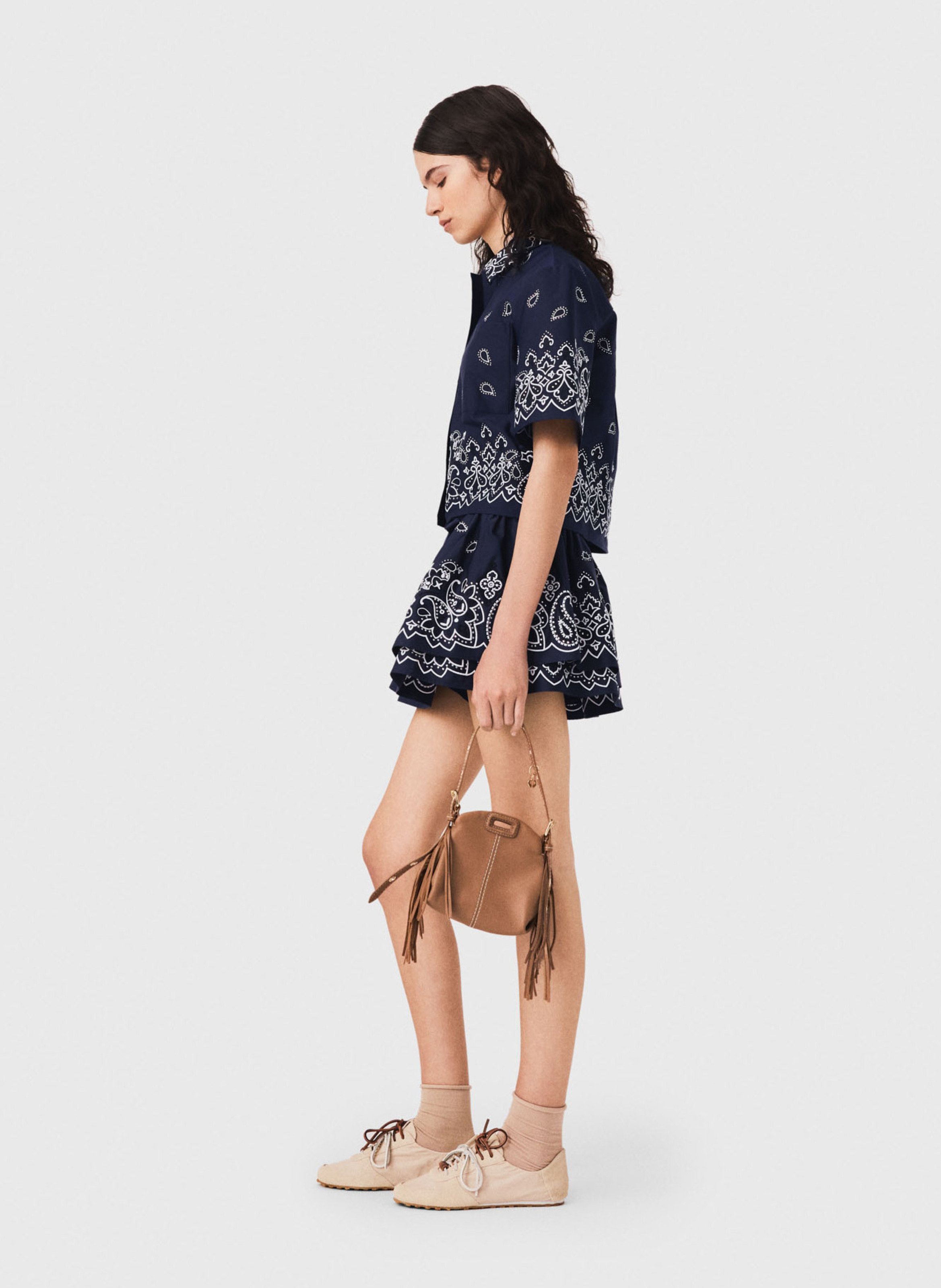 Korte rechte bedrukte blouse. MAJE Blauw