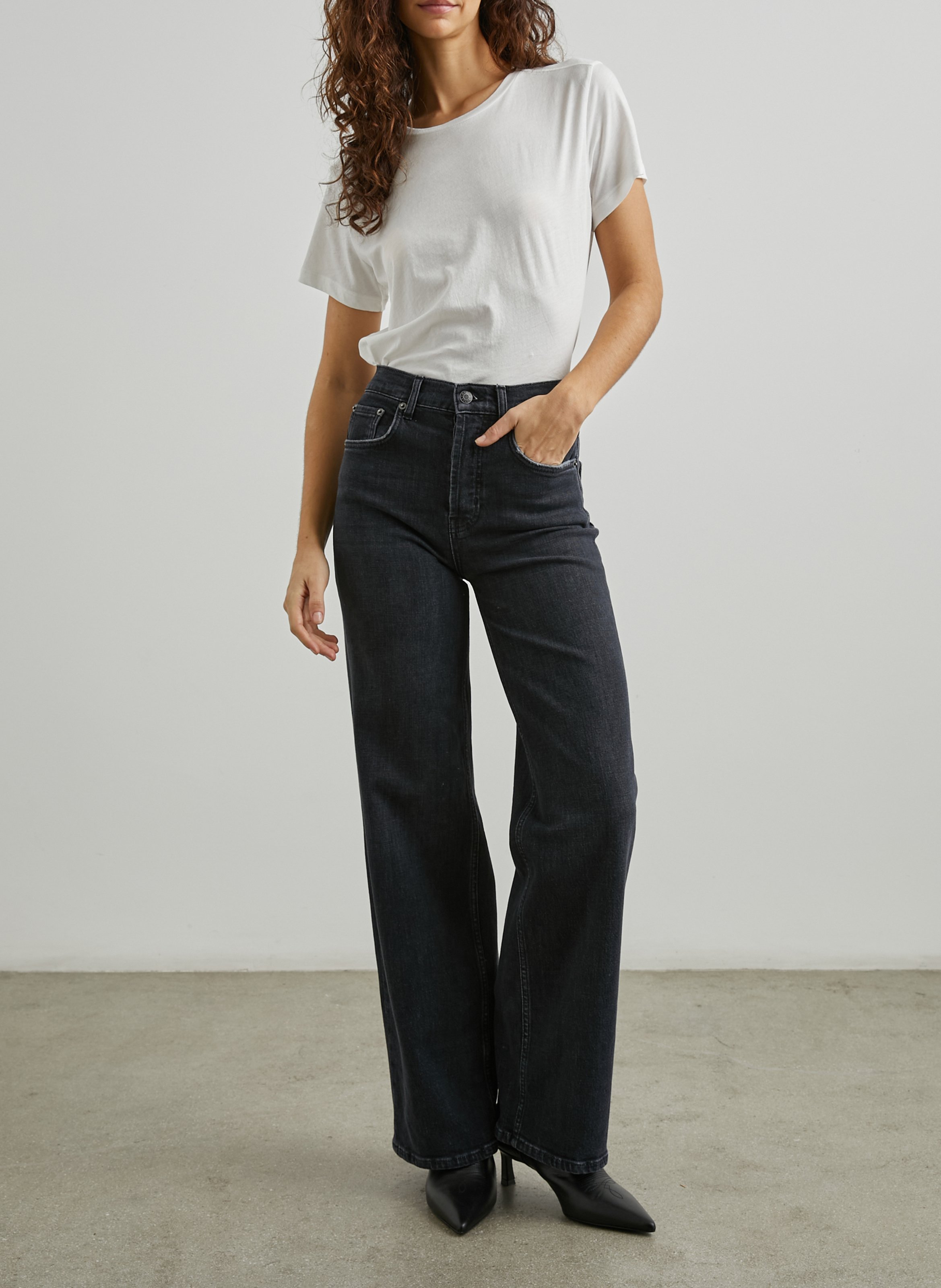 - Rechte jeans
- 5 zakken
- Recht model
- Verwassen effect RAILS Zwart