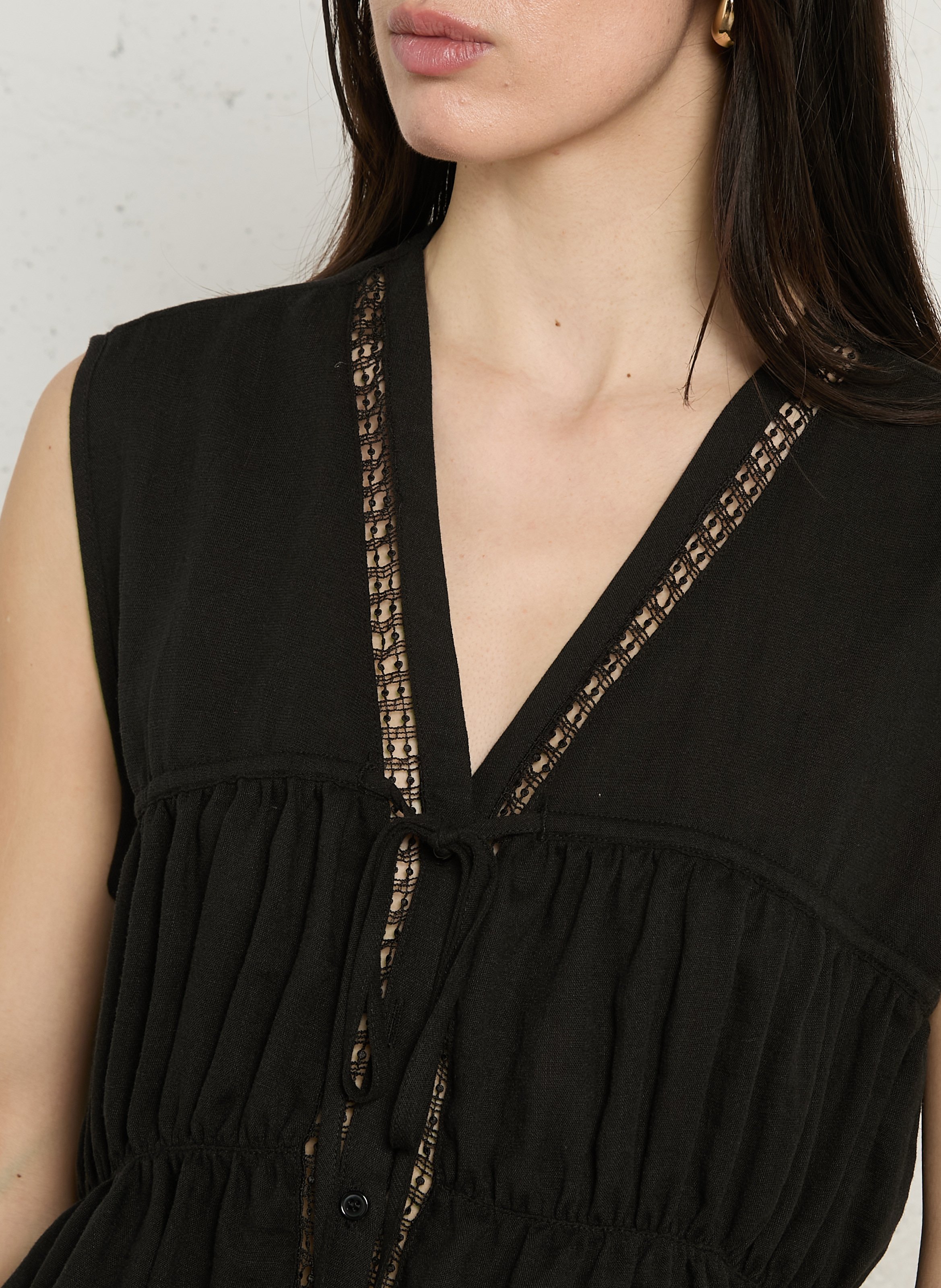 Sleeveless V-neck top with gathers SEE U SOON Black