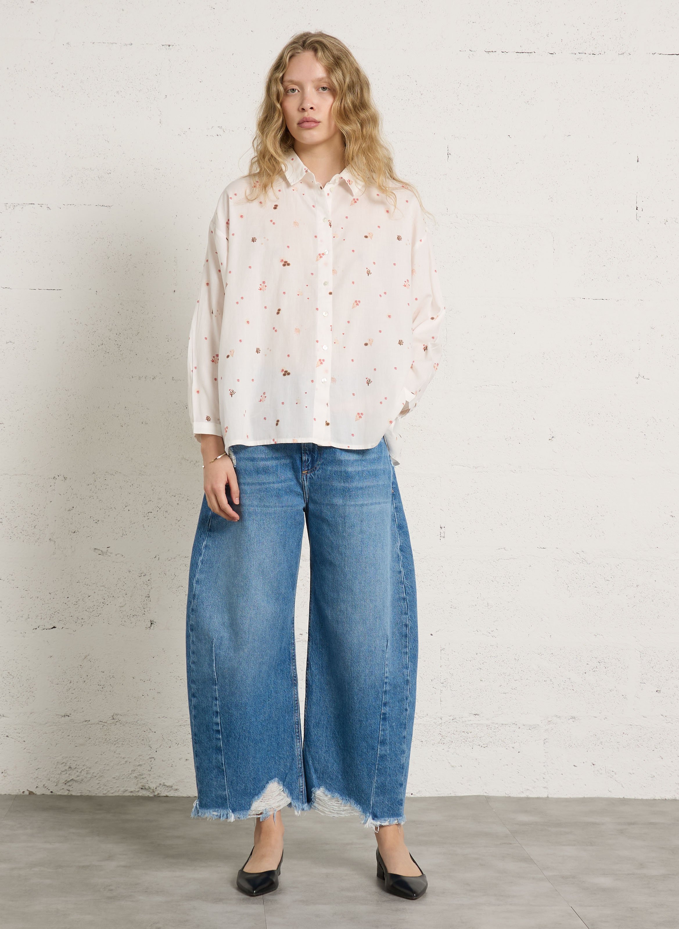 Weites Hemd mit klassischem Kragen und Blumendruck aus Baumwolle DES PETITS HAUTS Weiss