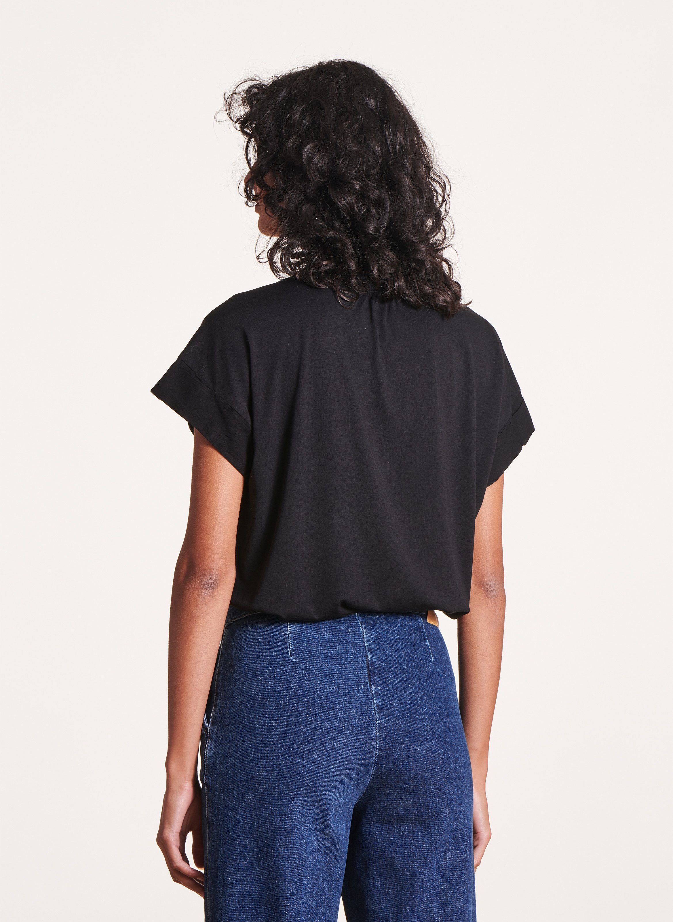 Oversized T-Shirt mit V-Ausschnitt und zweifarbigen Materialien LA FEE MARABOUTEE Schwarz