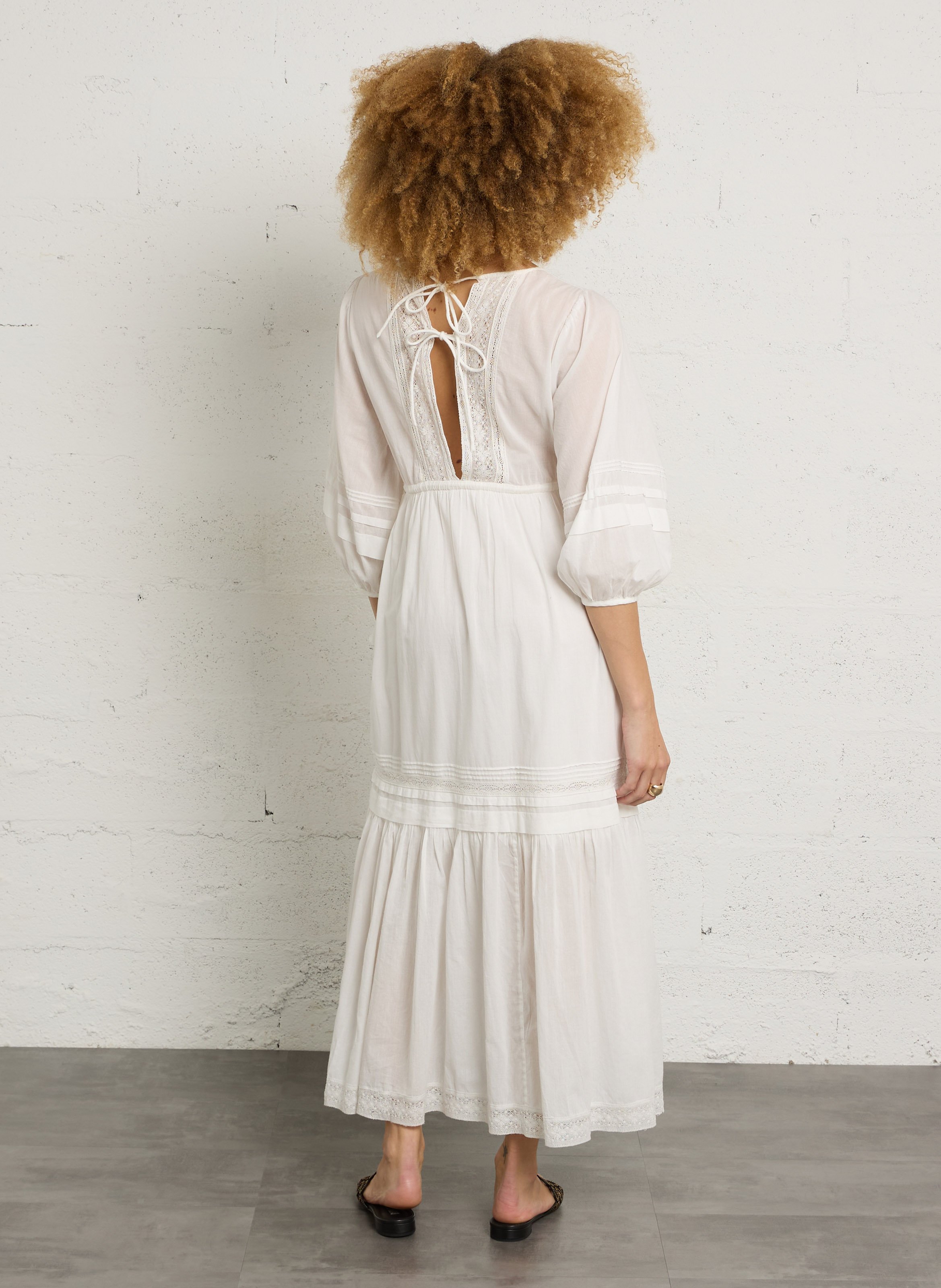 Robe longue ample col V à dentelle LOUISE MISHA Blanc