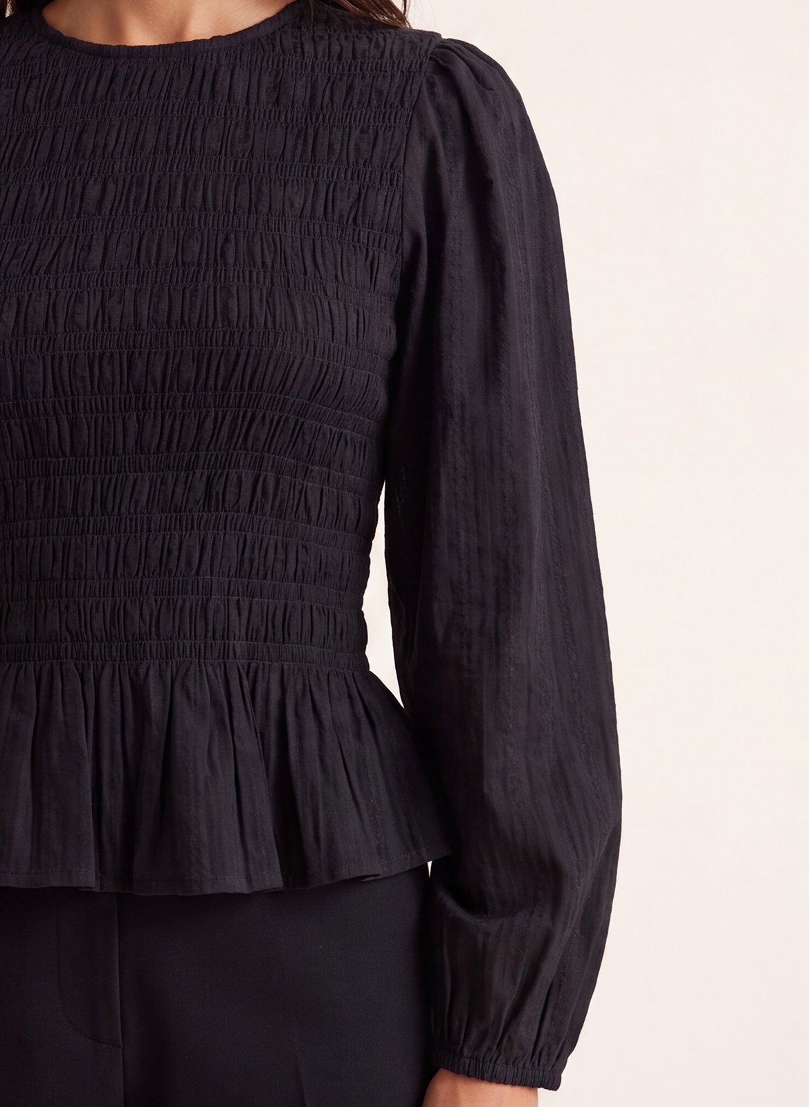 Effen rechtvallende blouse met smockwerk KOOKAI Zwart