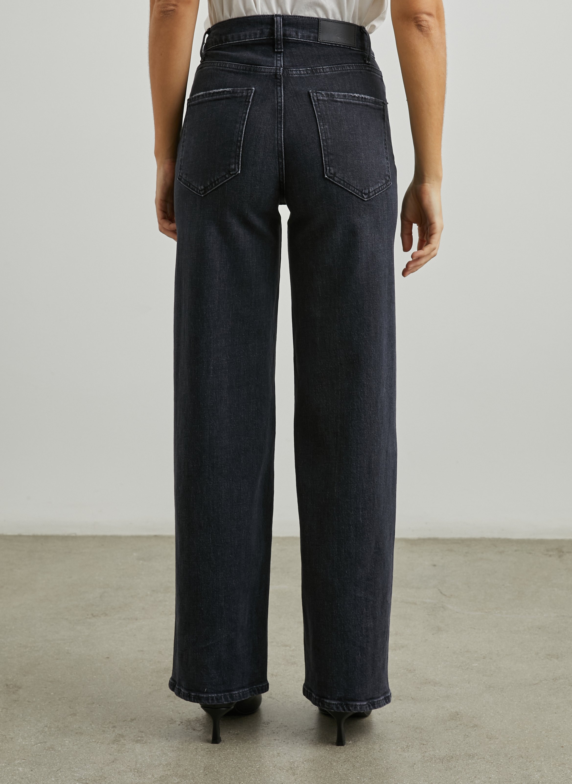- Rechte jeans
- 5 zakken
- Recht model
- Verwassen effect RAILS Zwart