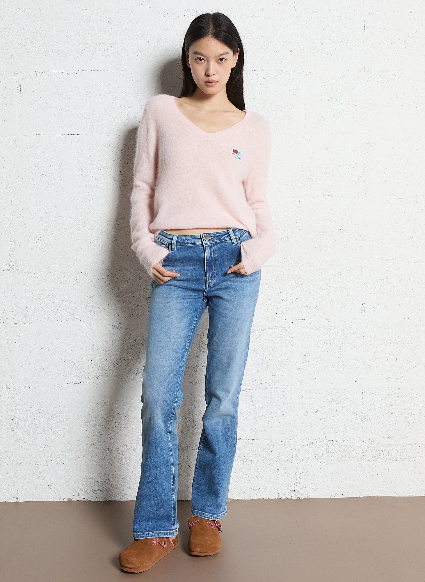 Pull col V ajusté uni en laine mélangée AMERICAN VINTAGE Rose