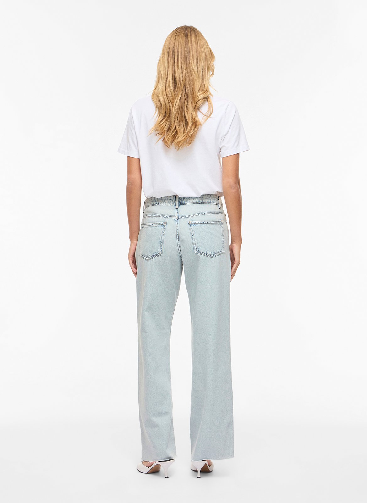 - Straight Cut Jeans
- 5 Taschen
- Gerader Schnitt
- Stone-Washed-Optik VILA Blau