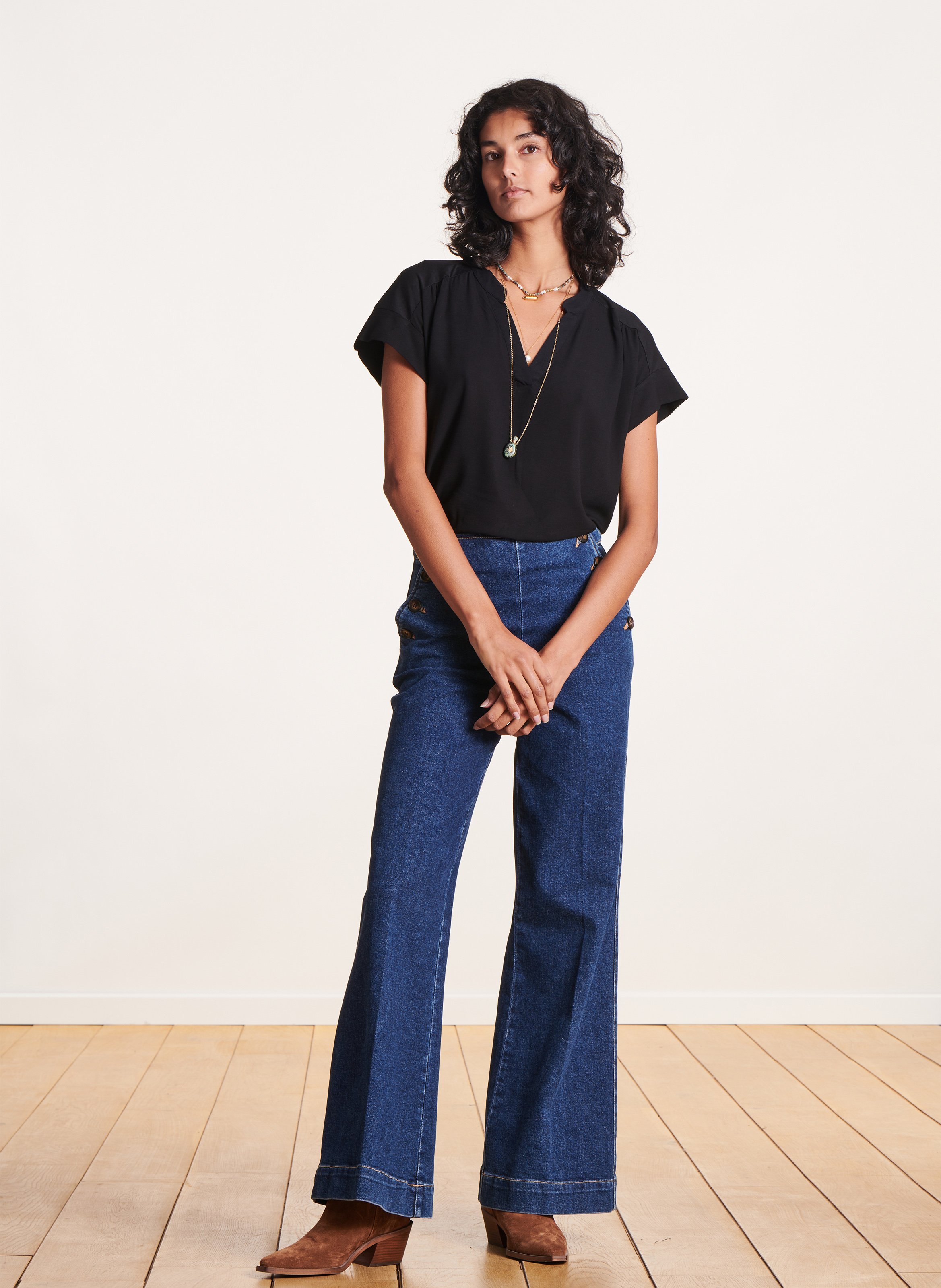 Oversized T-Shirt mit V-Ausschnitt und zweifarbigen Materialien LA FEE MARABOUTEE Schwarz