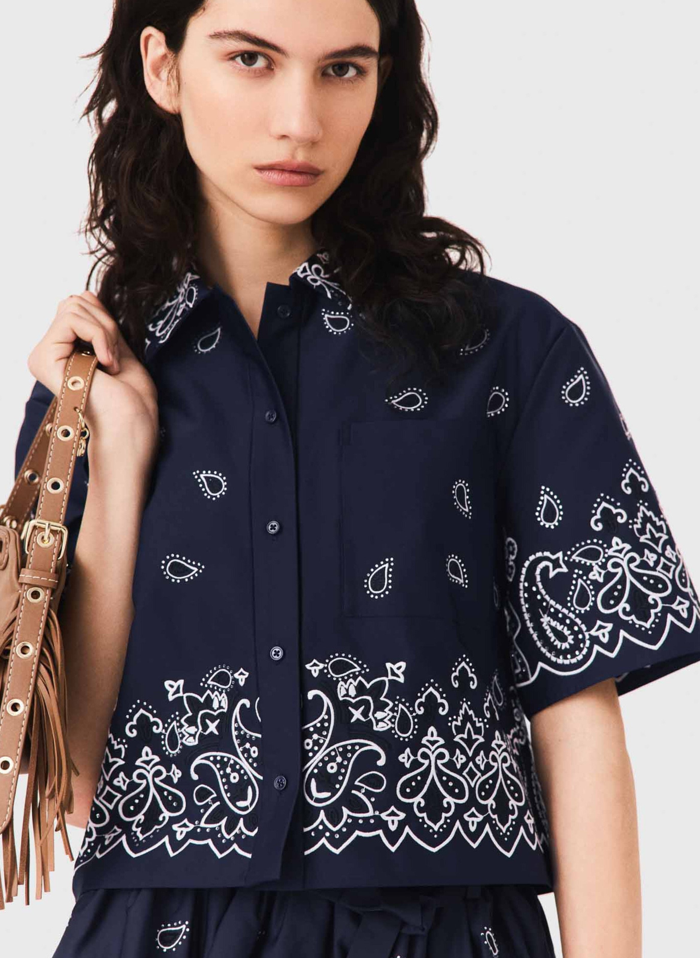 Korte rechte bedrukte blouse. MAJE Blauw