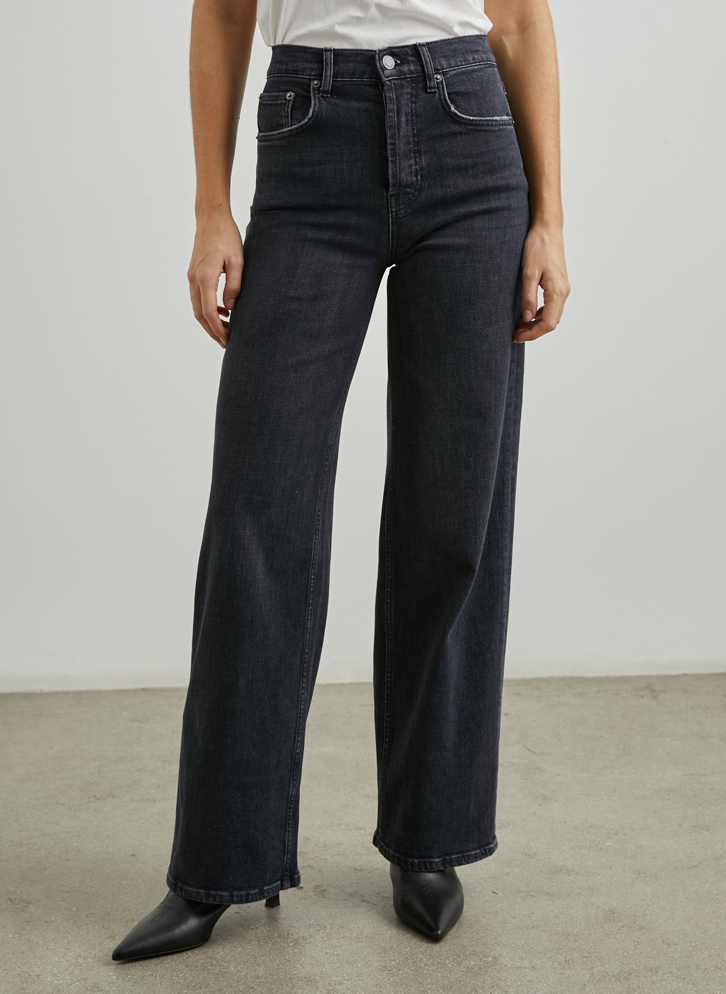 - Rechte jeans
- 5 zakken
- Recht model
- Verwassen effect RAILS Zwart