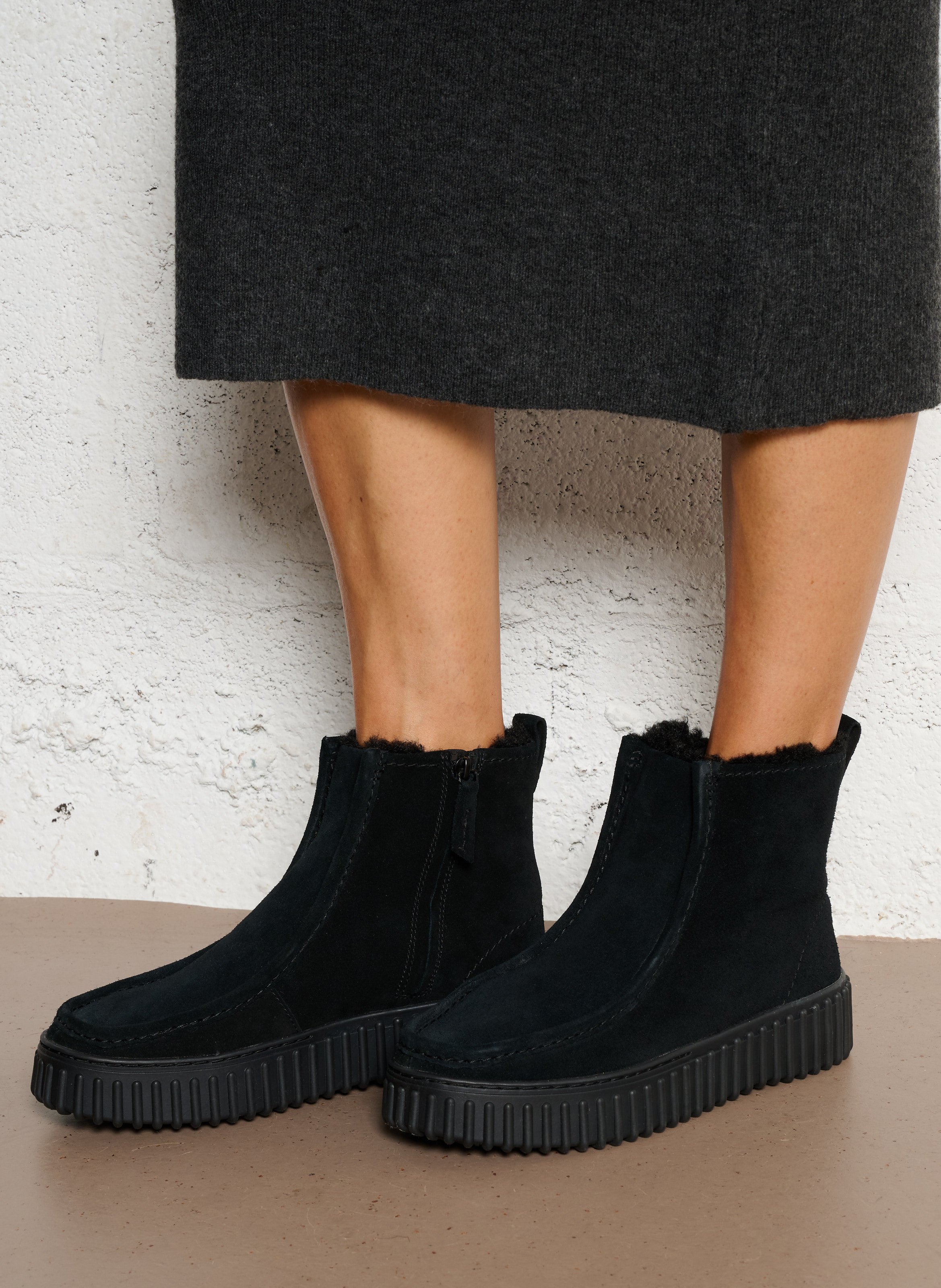 Effen leren enkellaarzen met textuur CLARKS Zwart