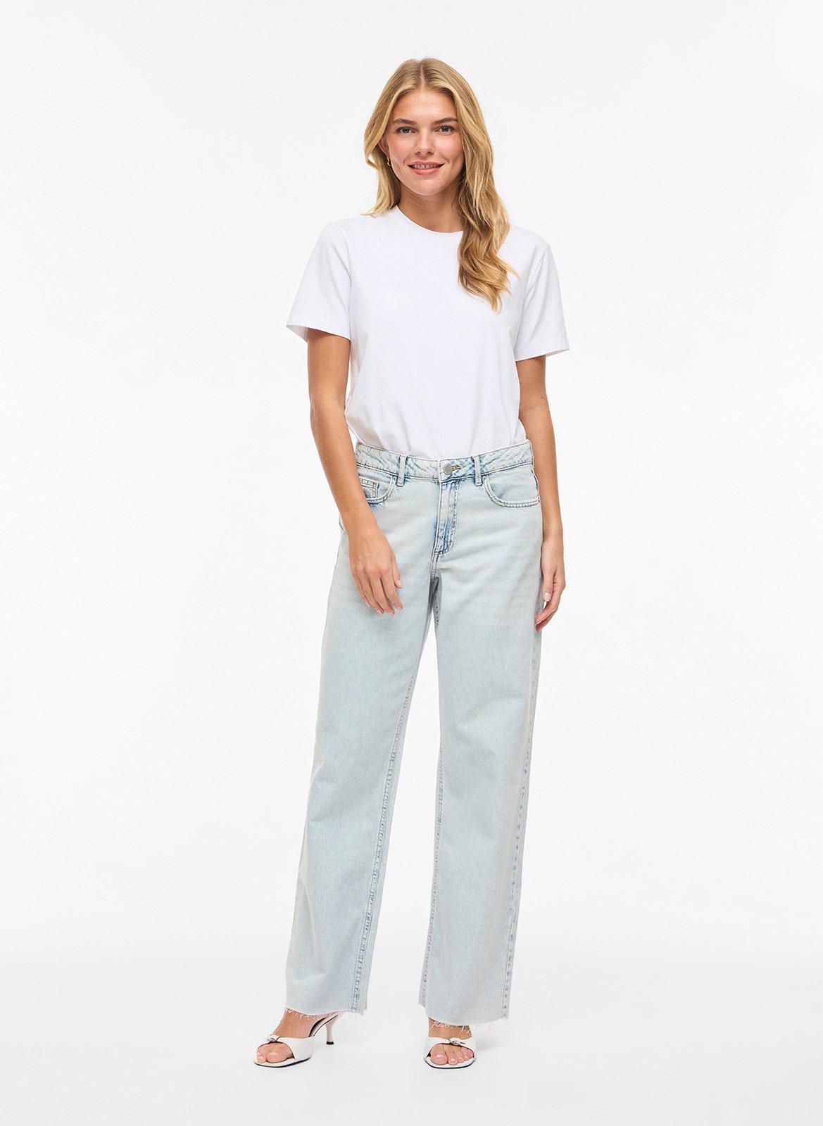 - Straight Cut Jeans
- 5 Taschen
- Gerader Schnitt
- Stone-Washed-Optik VILA Blau