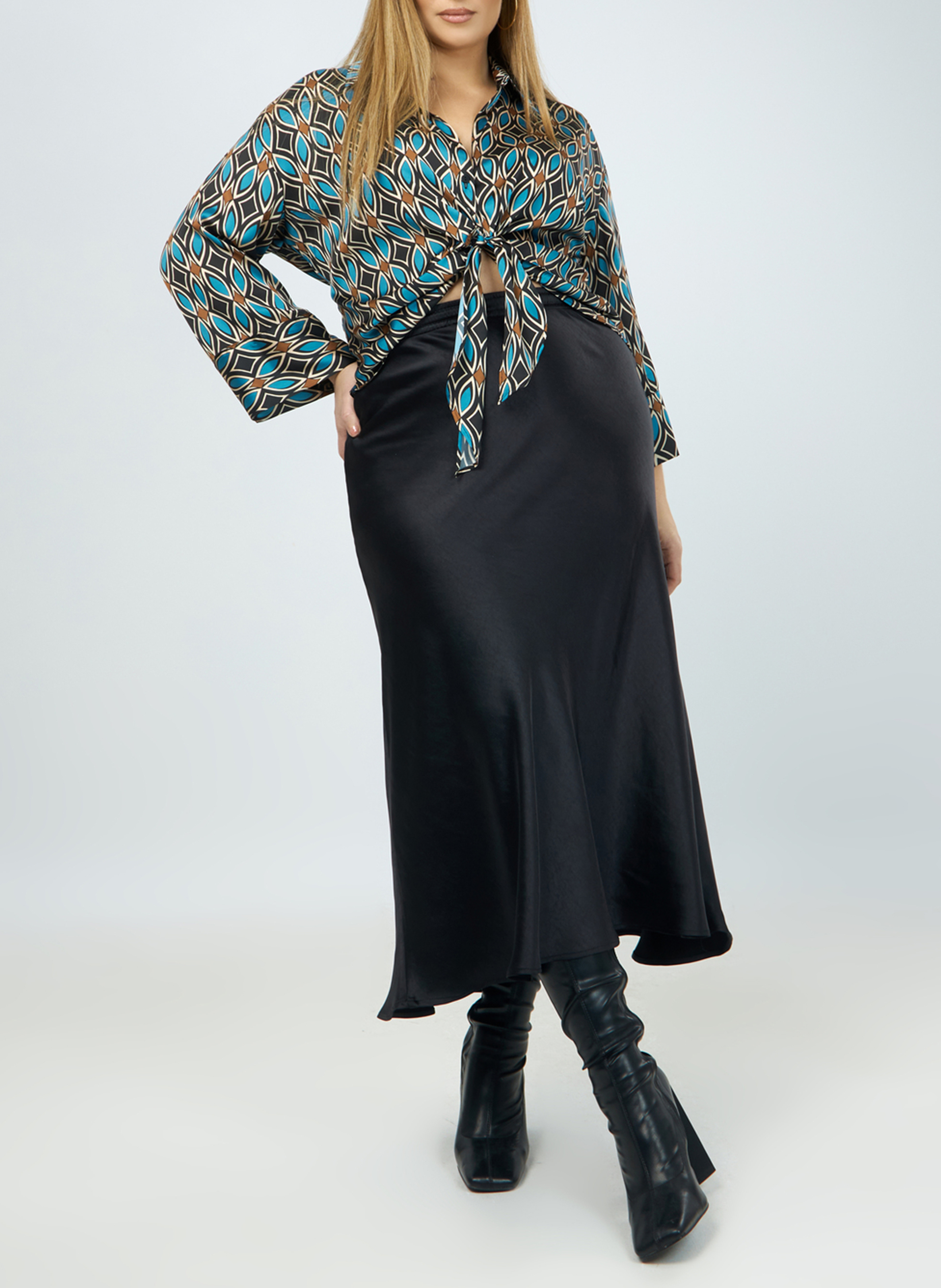 Kurze Bluse mit klassischem Kragen und Print MAT FASHION Grun