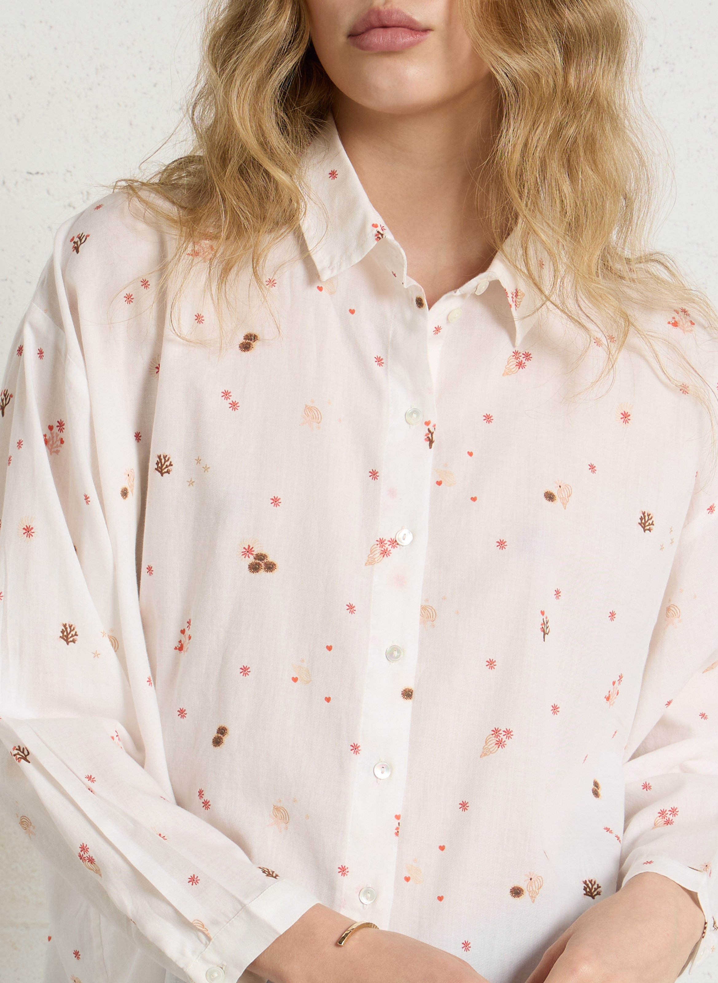 Weites Hemd mit klassischem Kragen und Blumendruck aus Baumwolle DES PETITS HAUTS Weiss