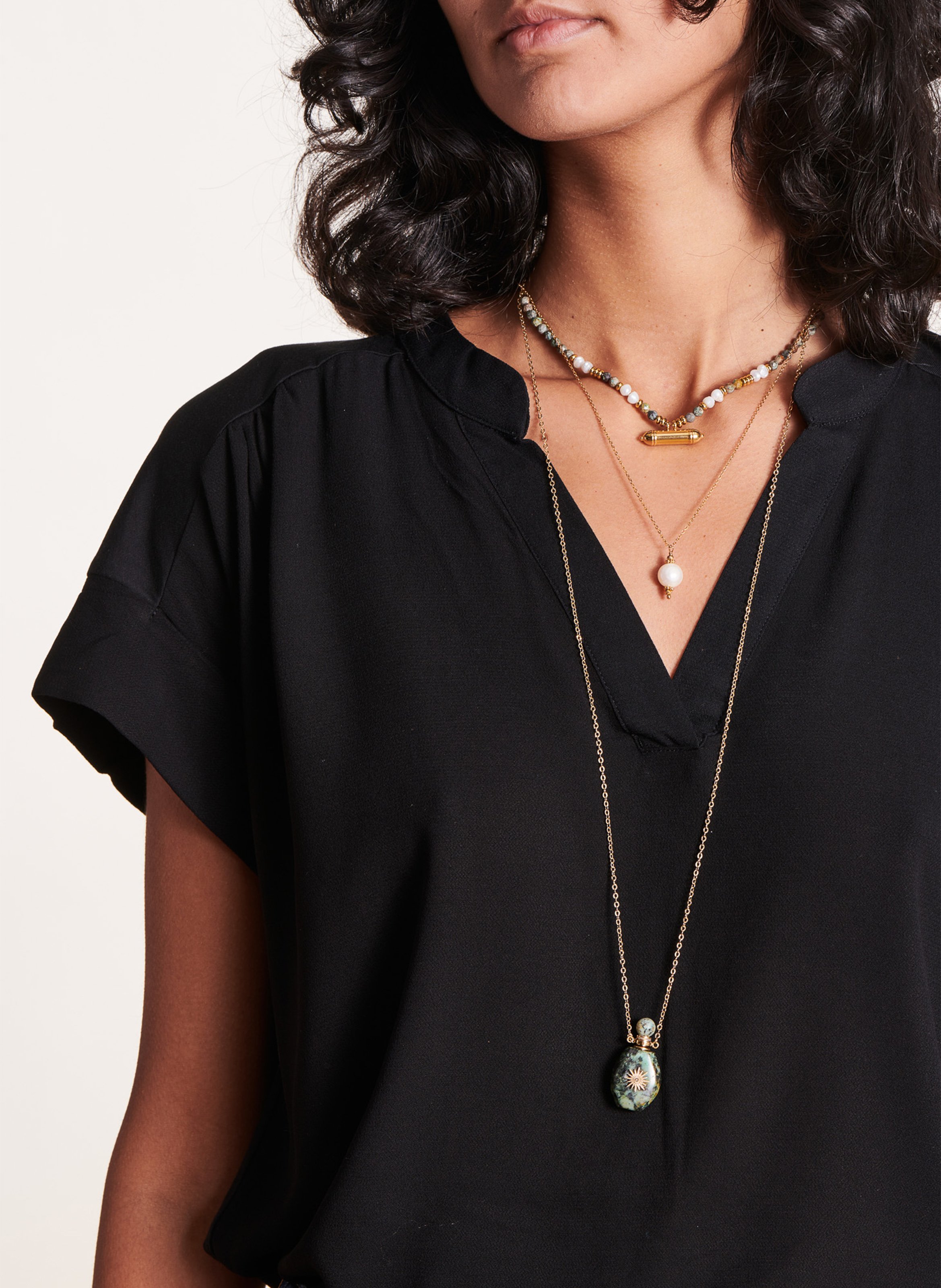 Oversized T-Shirt mit V-Ausschnitt und zweifarbigen Materialien LA FEE MARABOUTEE Schwarz