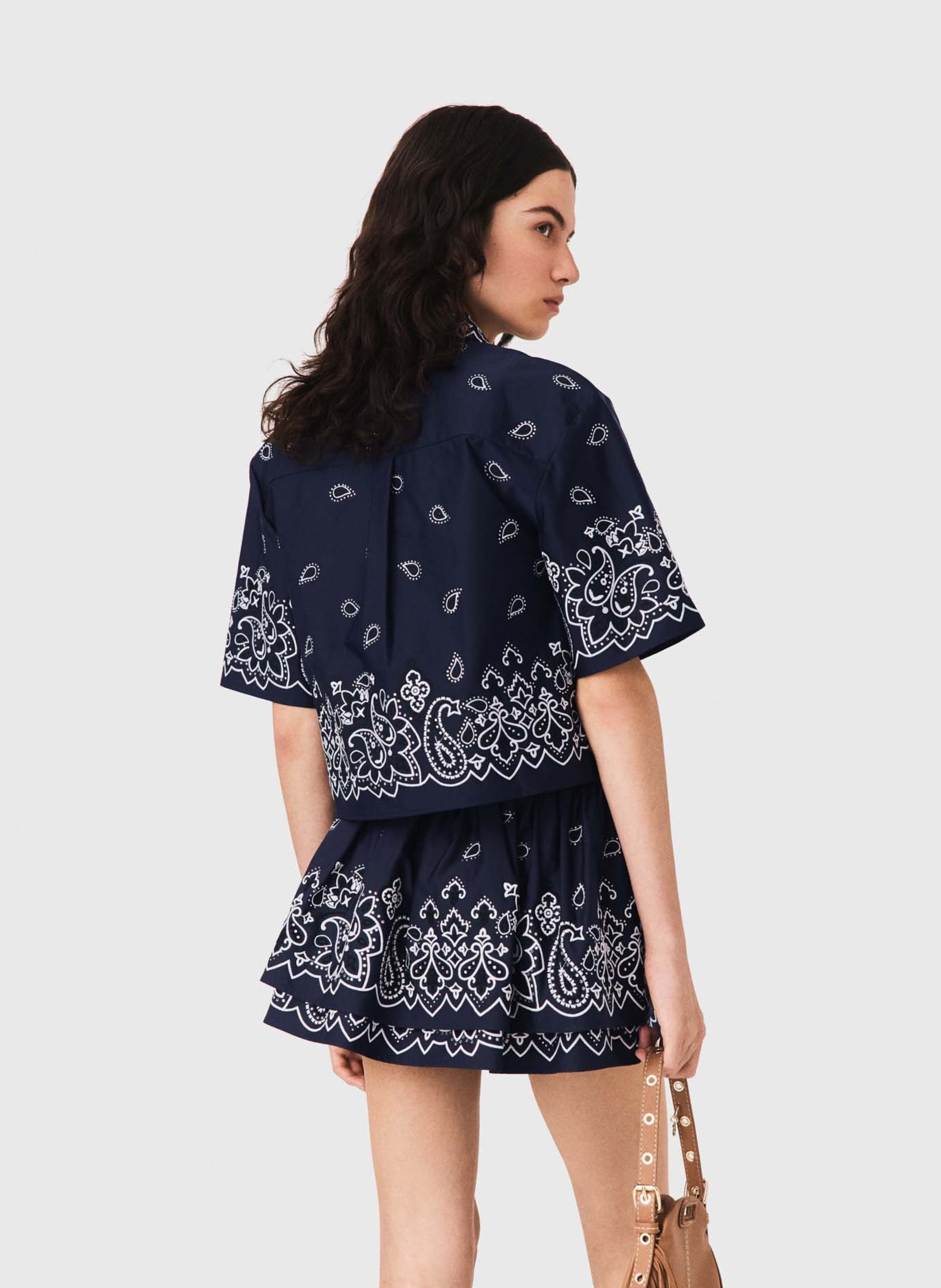 Korte rechte bedrukte blouse. MAJE Blauw
