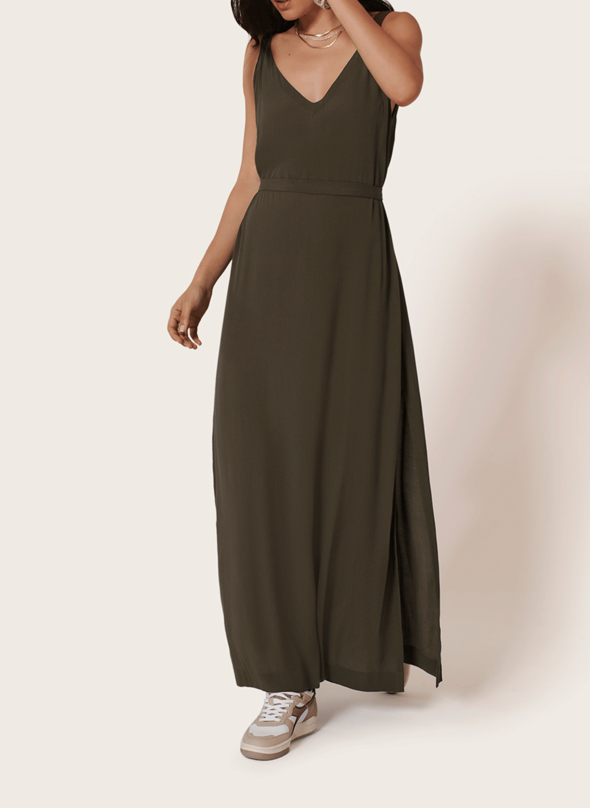 Rechte lange jurk met ceintuur en V-hals KARMA KOMA Bruin