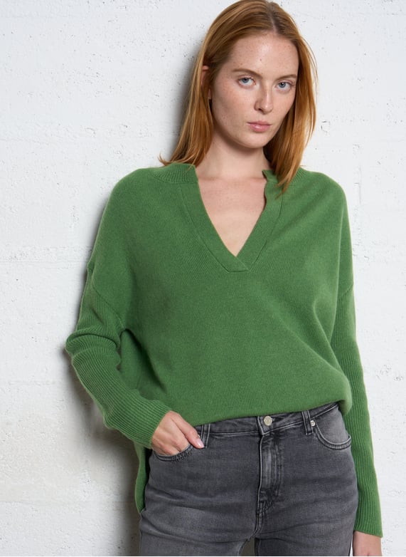 Maglione color giada lavorato a maglia in lana merino Maglione color giada lavorato a maglia in lana merino