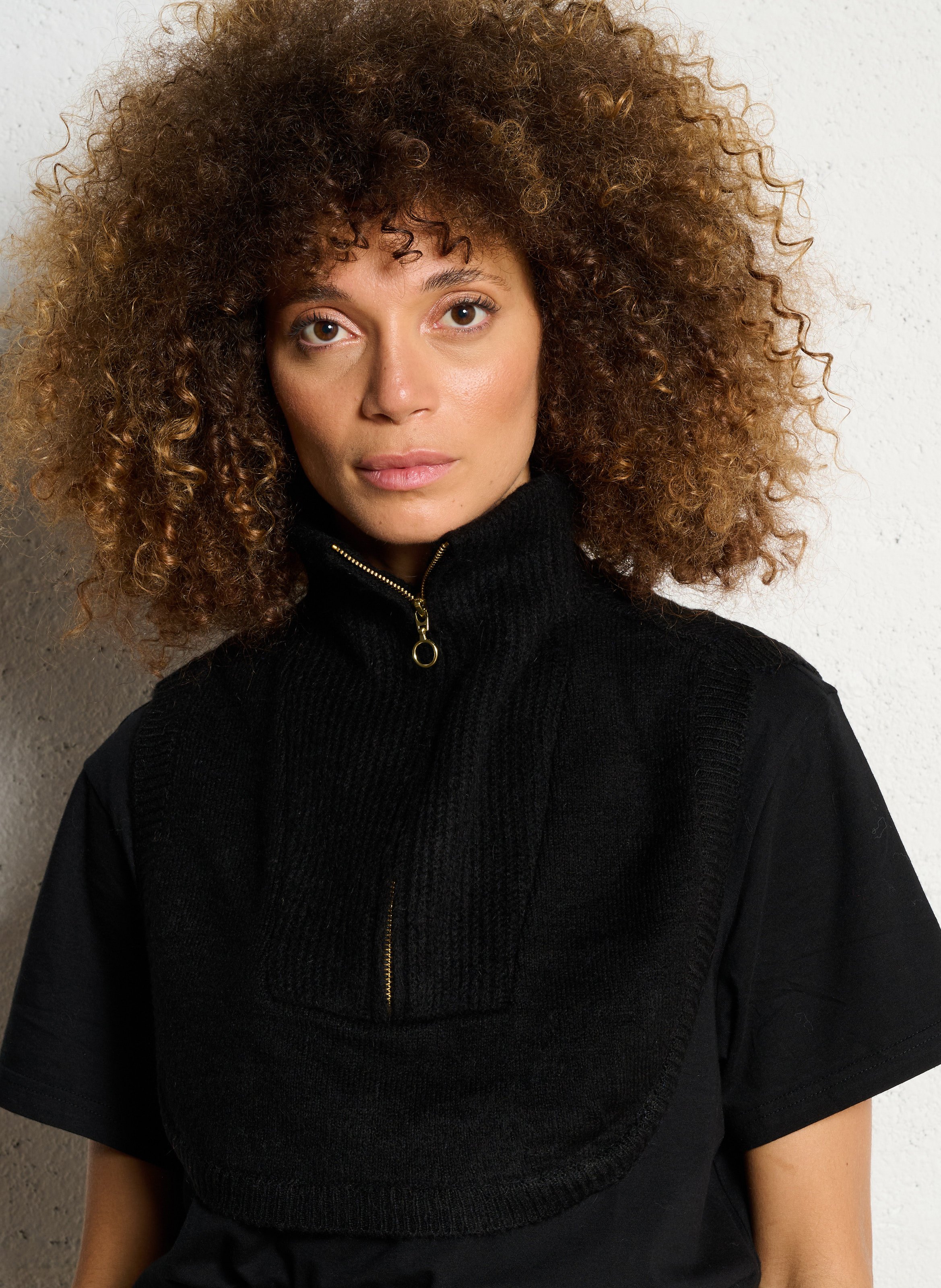 Solid zippered neck accessory I CODE