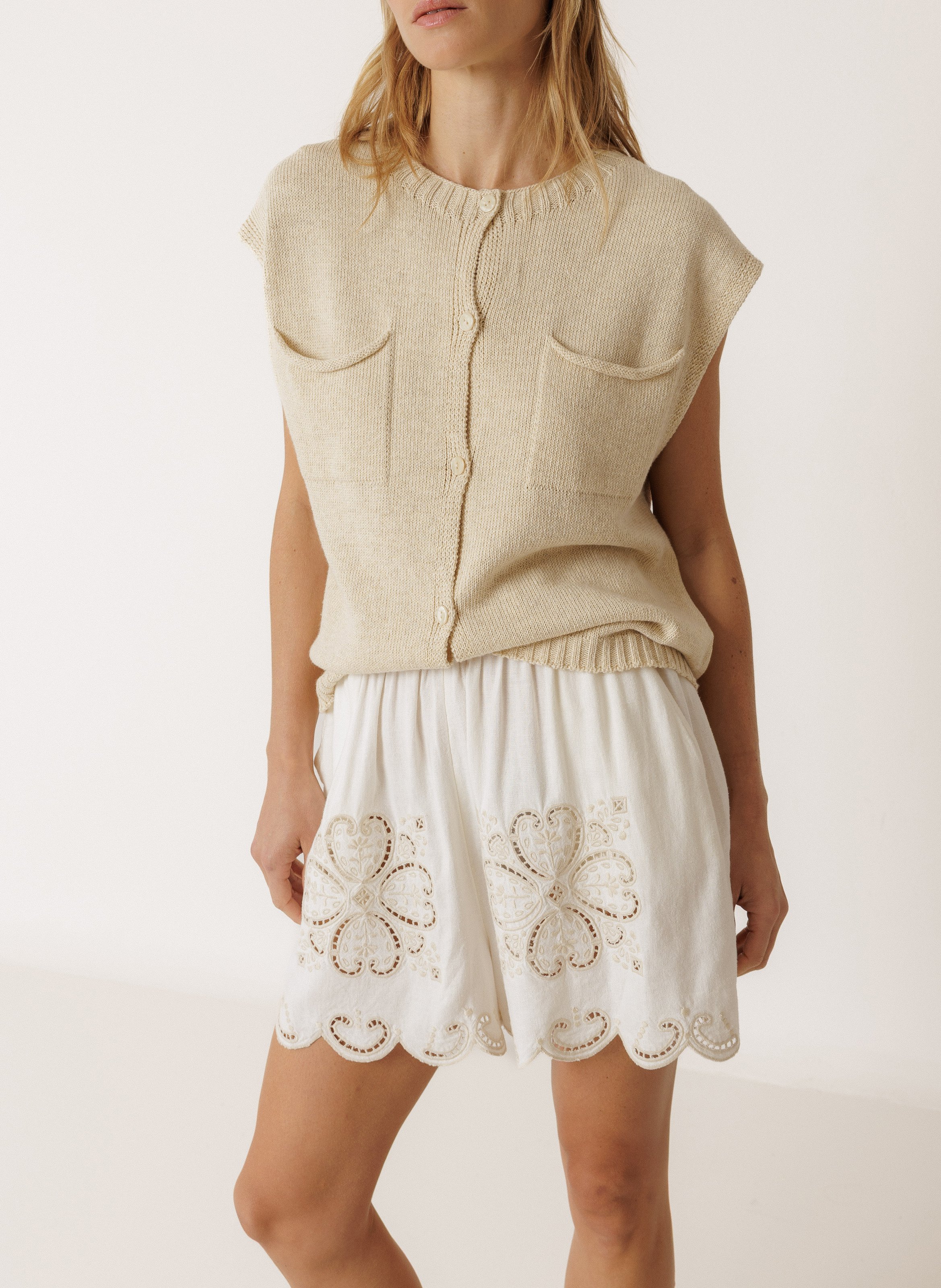 Korte jurk met bloemenborduursels INDI & COLD