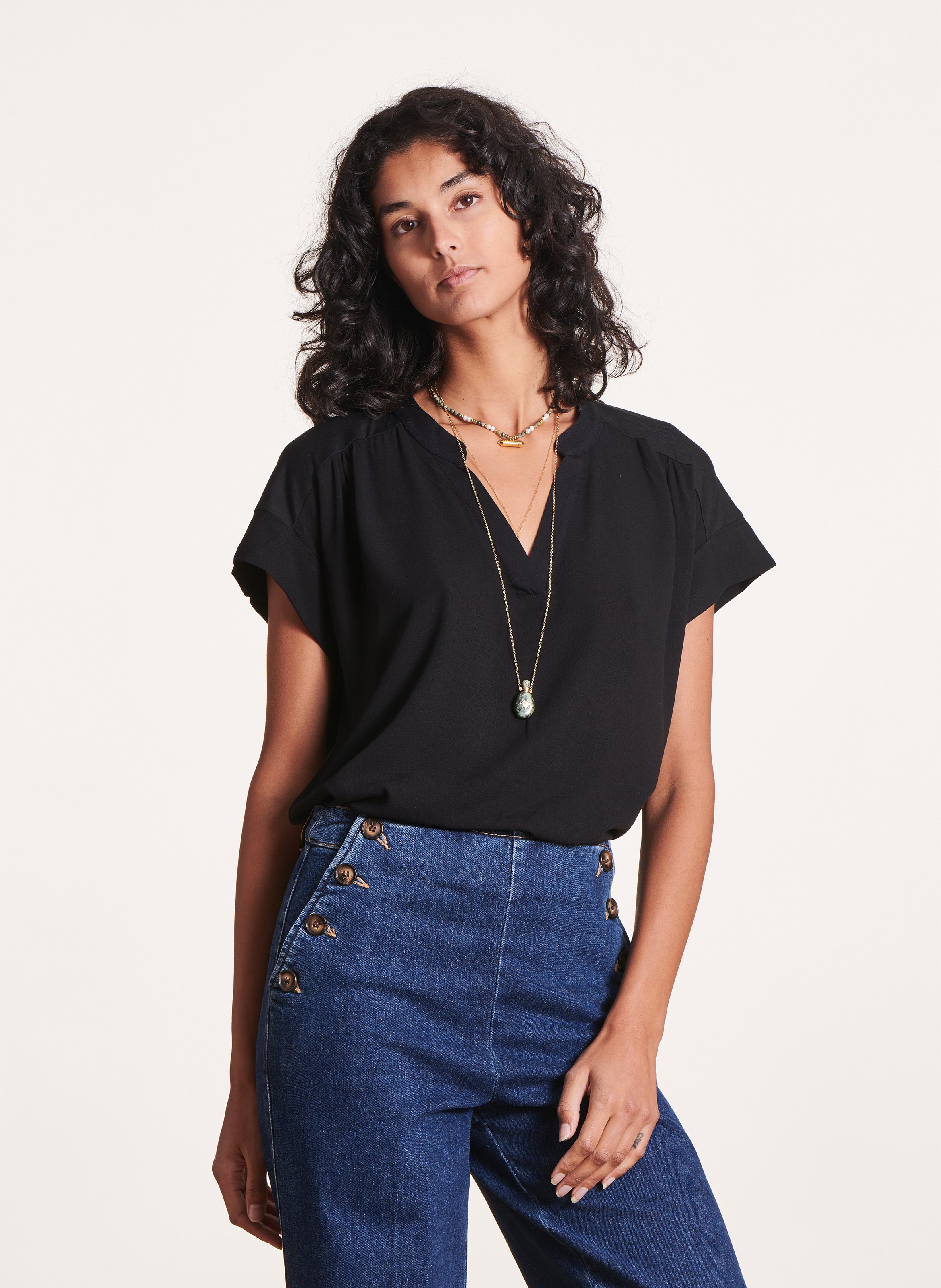 Oversized T-Shirt mit V-Ausschnitt und zweifarbigen Materialien LA FEE MARABOUTEE Schwarz