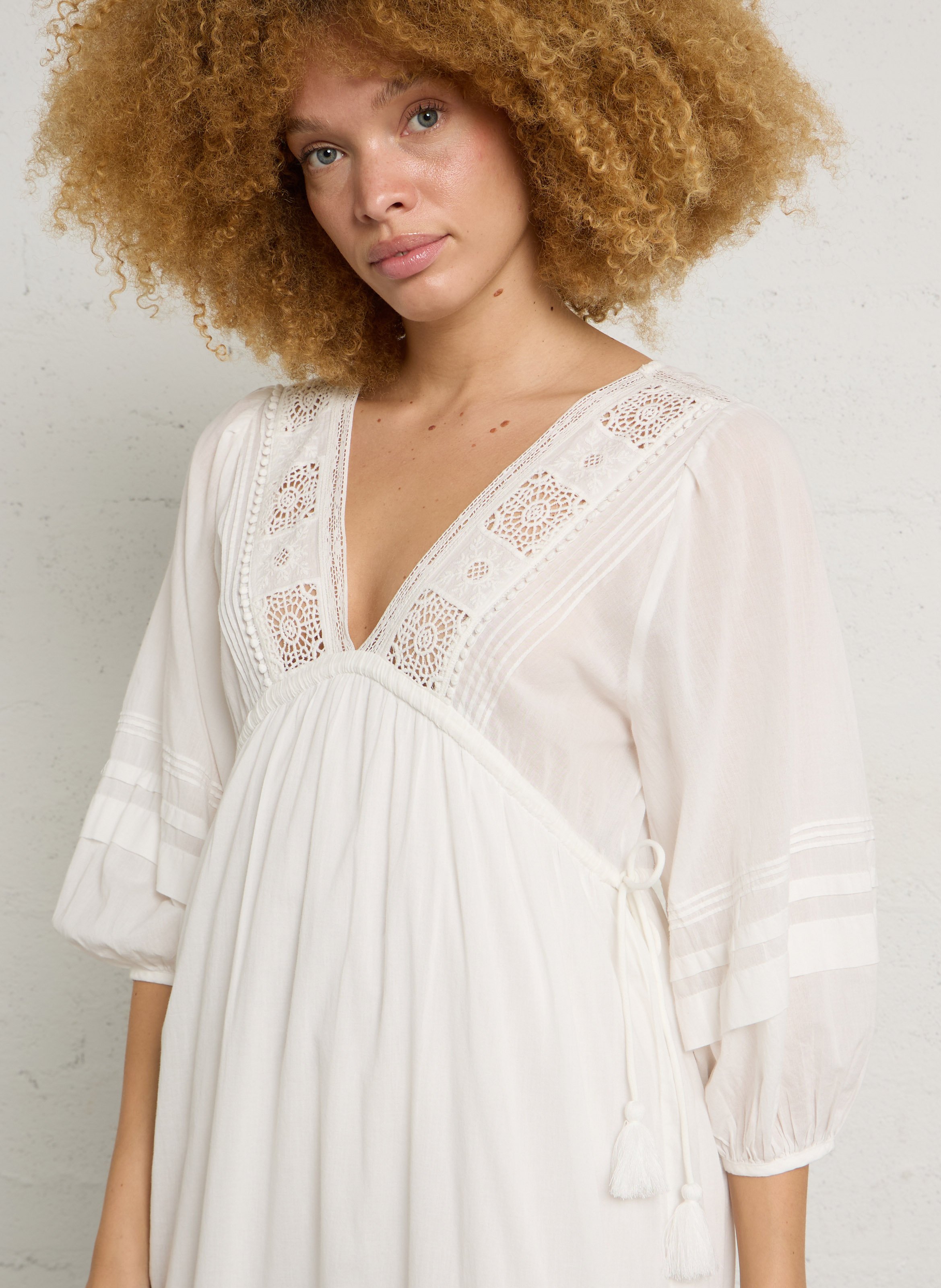 Robe longue ample col V à dentelle LOUISE MISHA Blanc