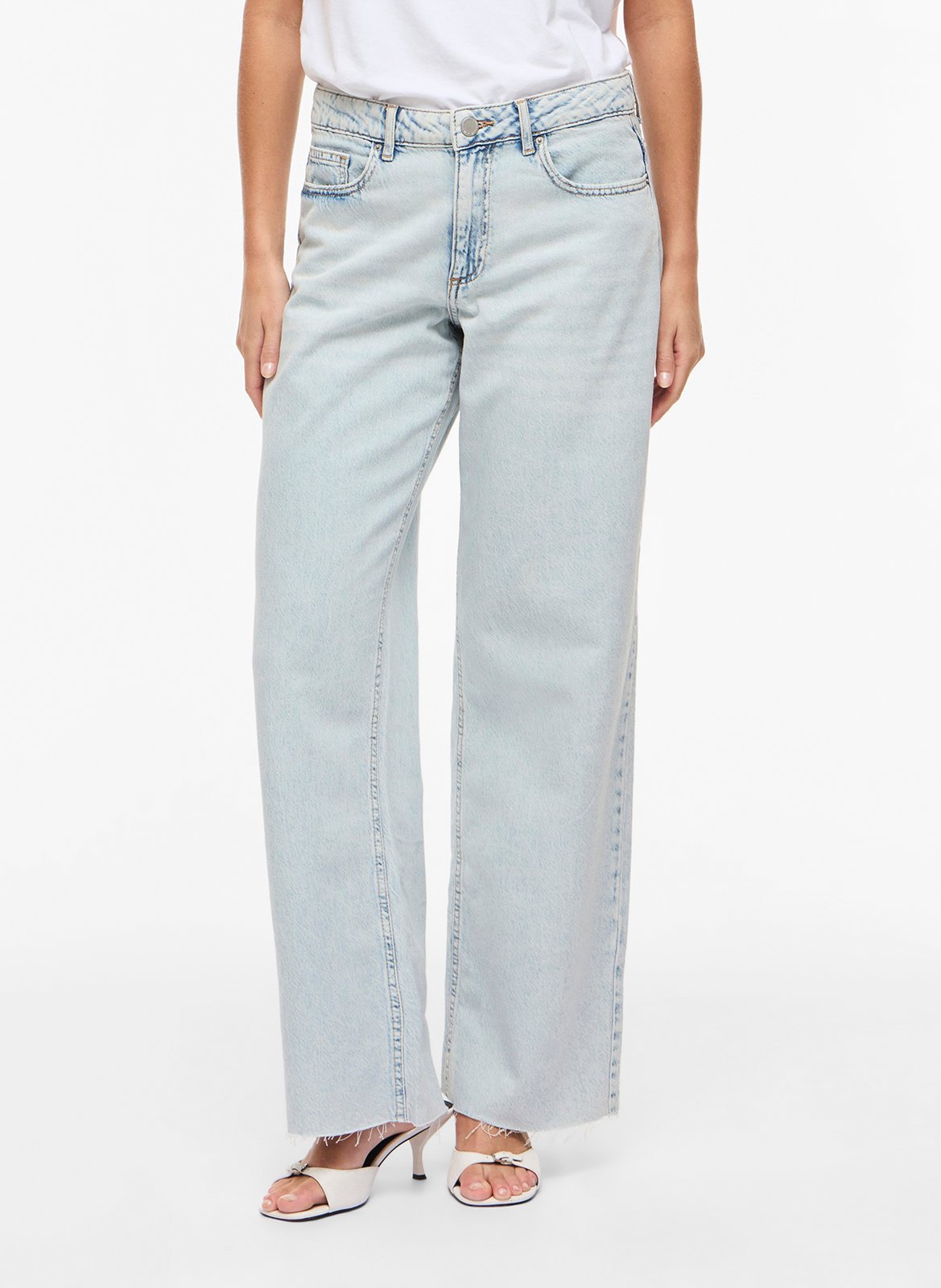 - Straight Cut Jeans
- 5 Taschen
- Gerader Schnitt
- Stone-Washed-Optik VILA Blau