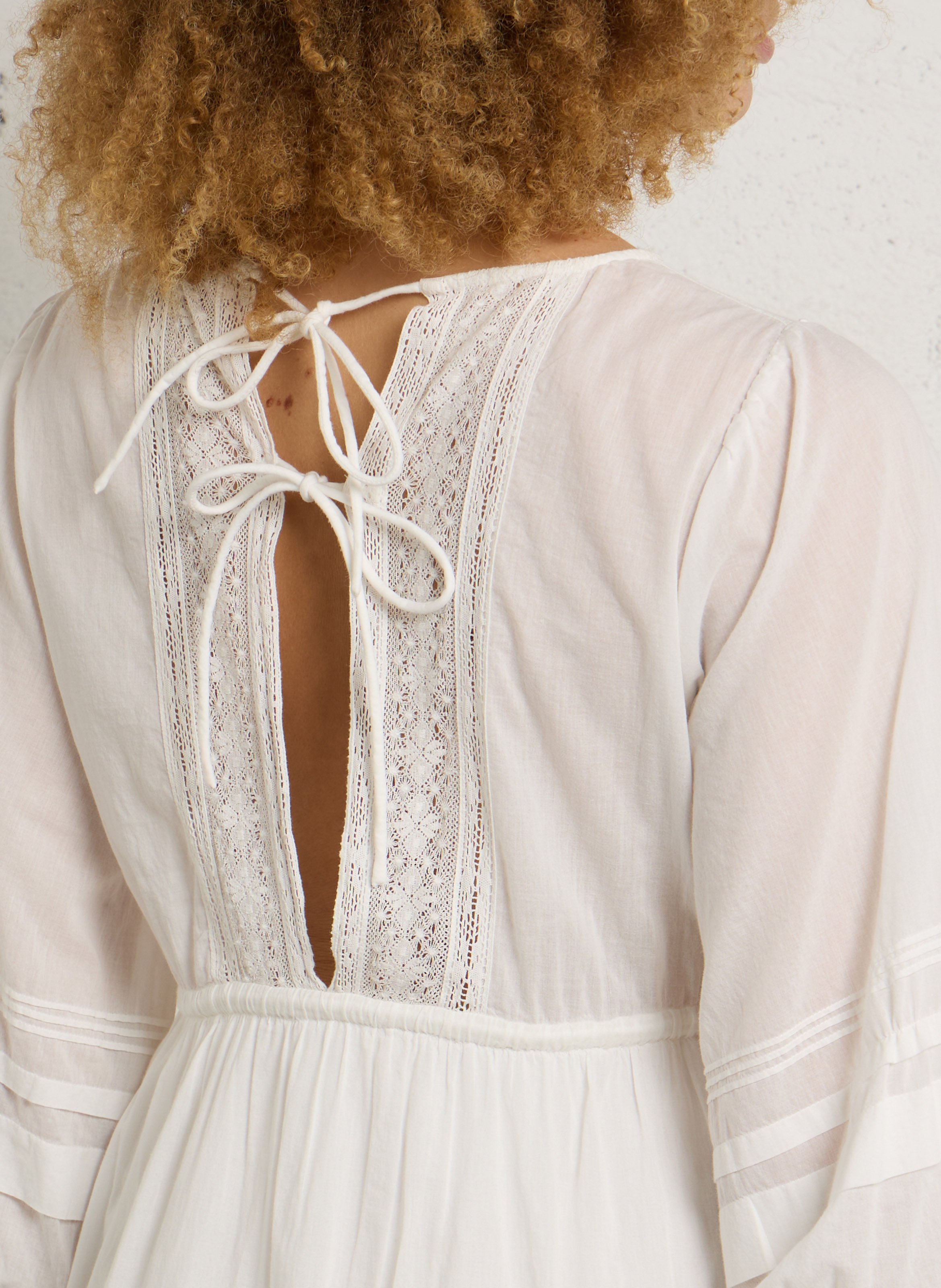 Robe longue ample col V à dentelle LOUISE MISHA Blanc