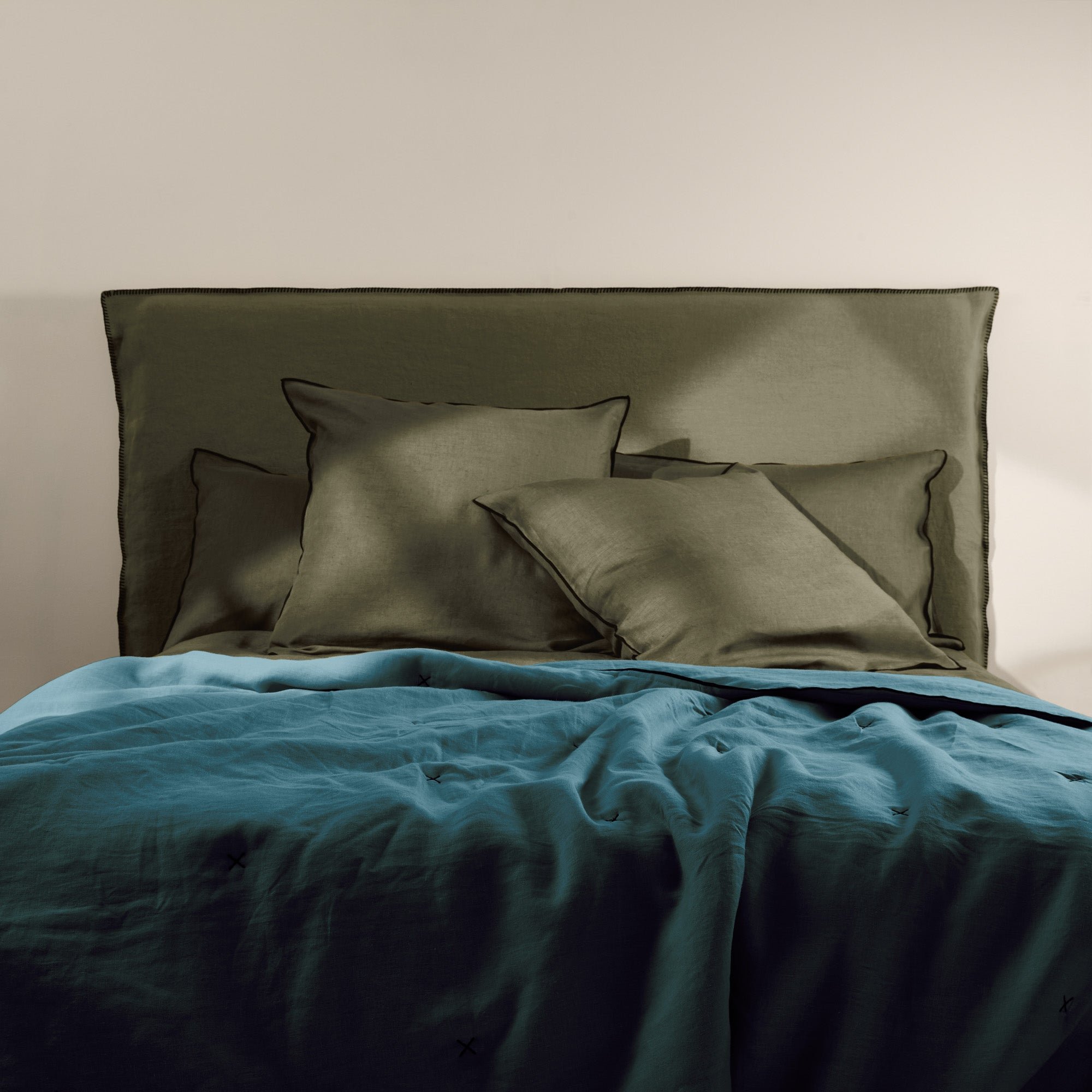 CARLINA - Quilted linen bedspread MADURA Blue