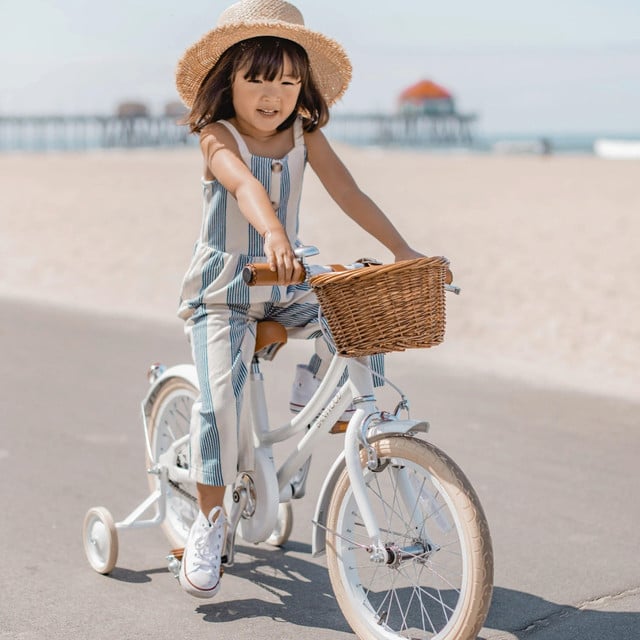 Classic cream steel bicycle pedals for 4-7 year olds exercise. Banwood White