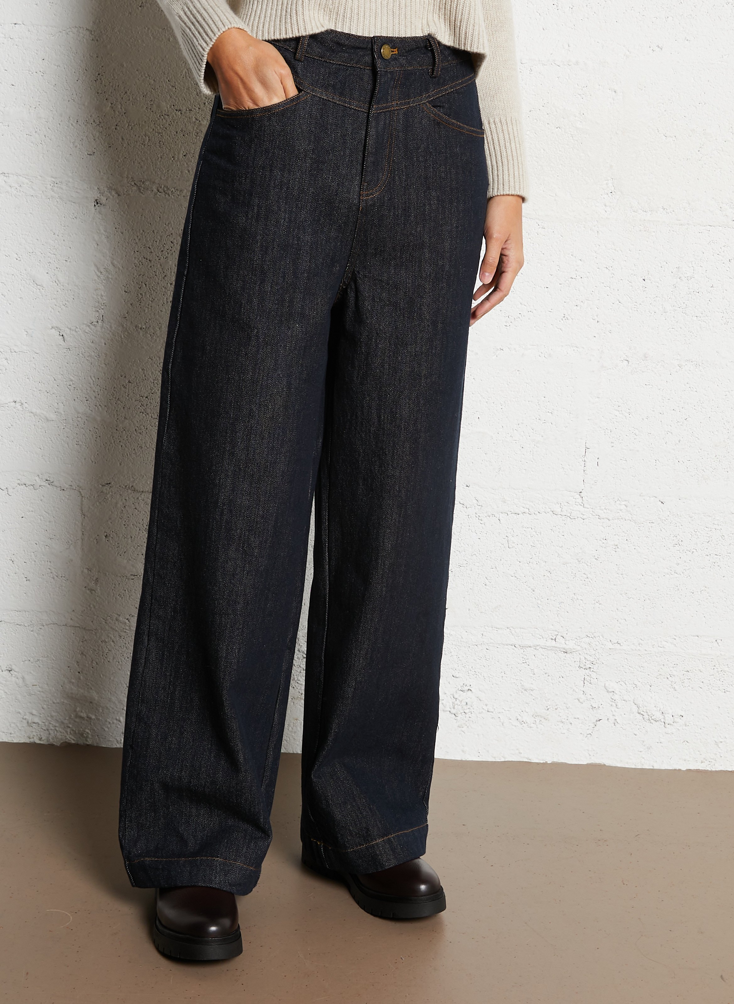 - Straight Cut Jeans
- 5 Taschen
- Gerader Schnitt
- Stone-Washed-Optik THE KORNER Blau