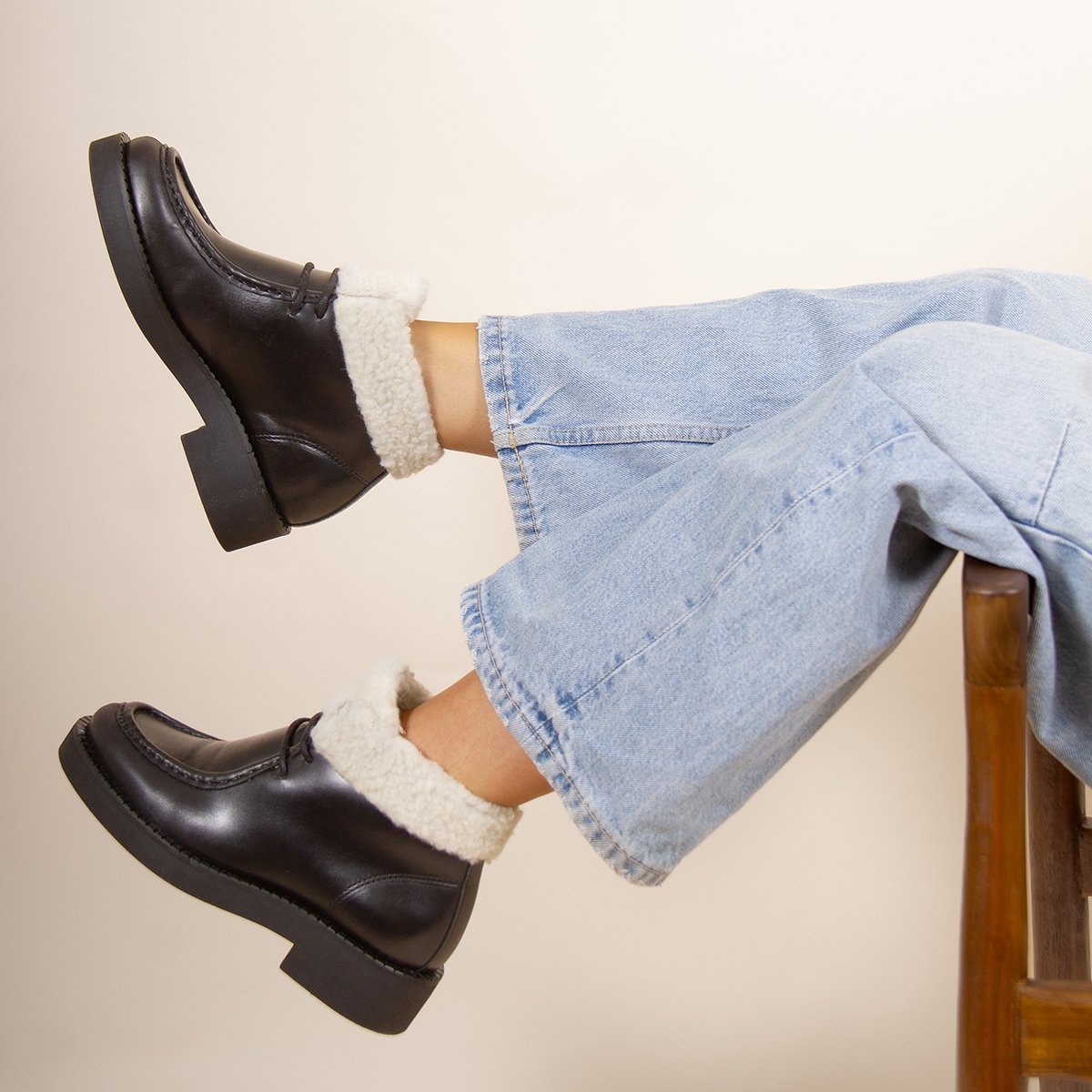 Low leather fur-lined ankle boots JULES & JENN Black