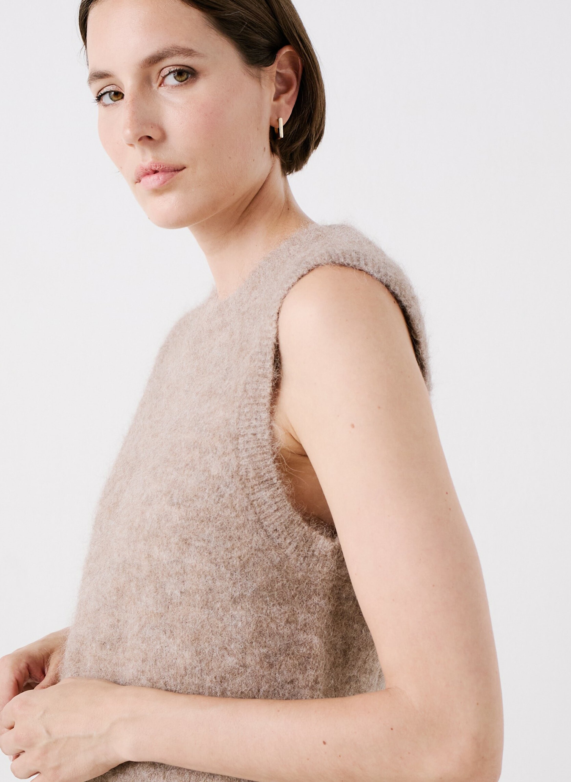 Sleeveless straight-cut wool sweater with a round neckline CAROLL Brown