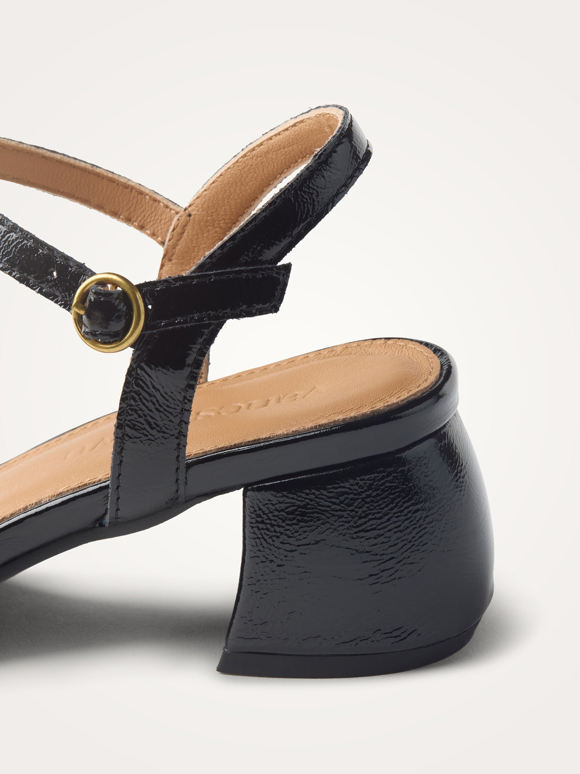 Sandales en cuir verni effet vieilli à talon demi-lune VANESSA WU Noir