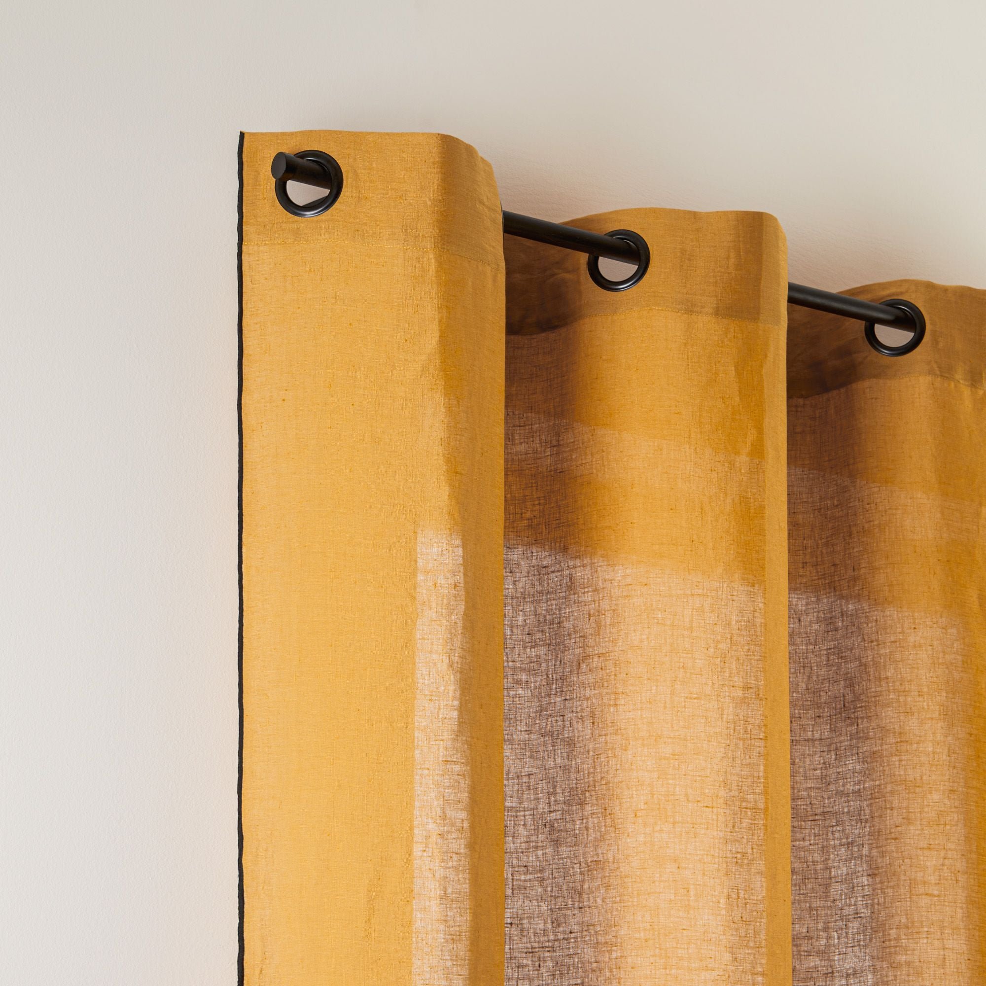 Rideau à oeillets noirs MADURA Yellow