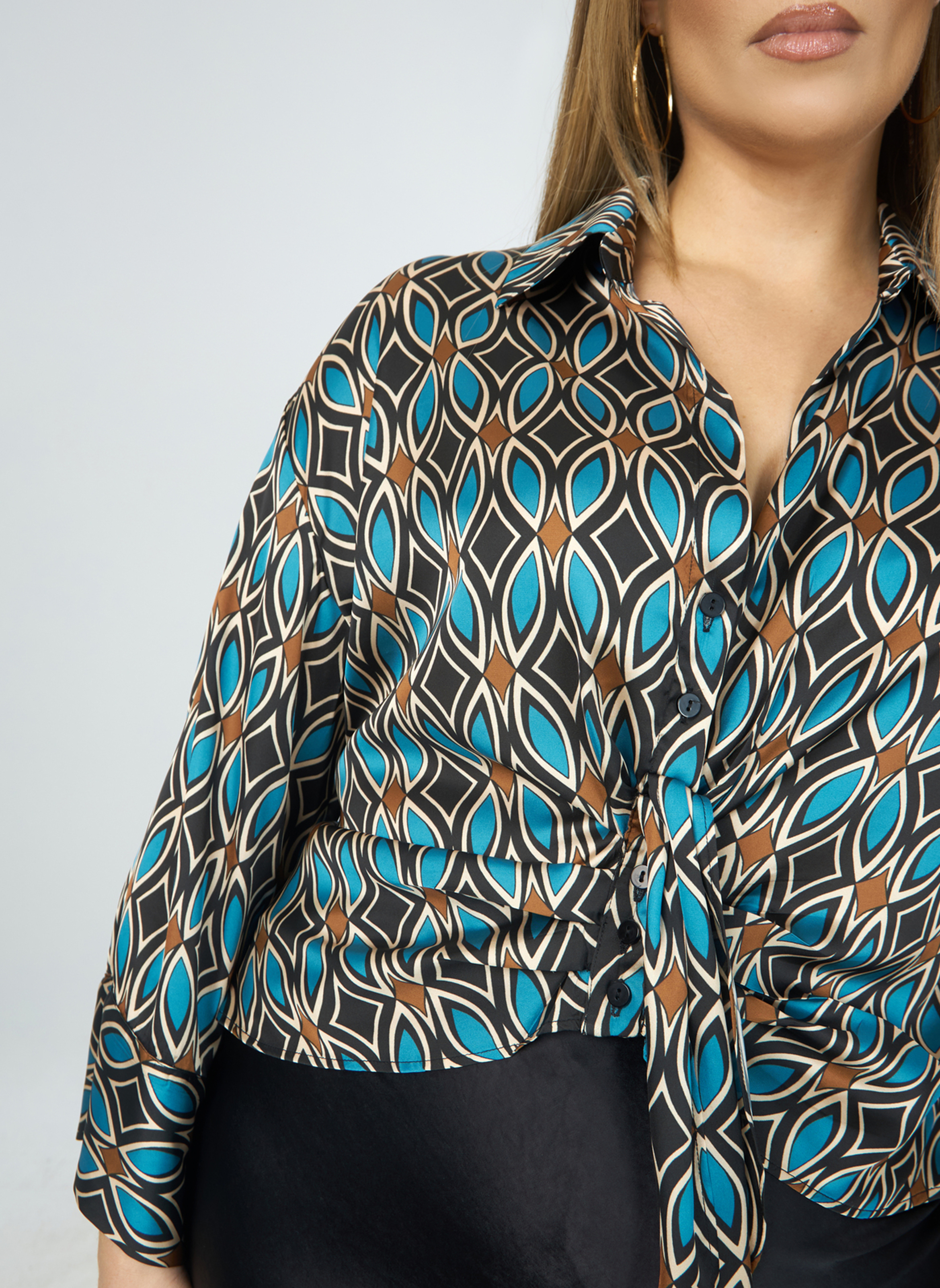 Kurze Bluse mit klassischem Kragen und Print MAT FASHION Grun