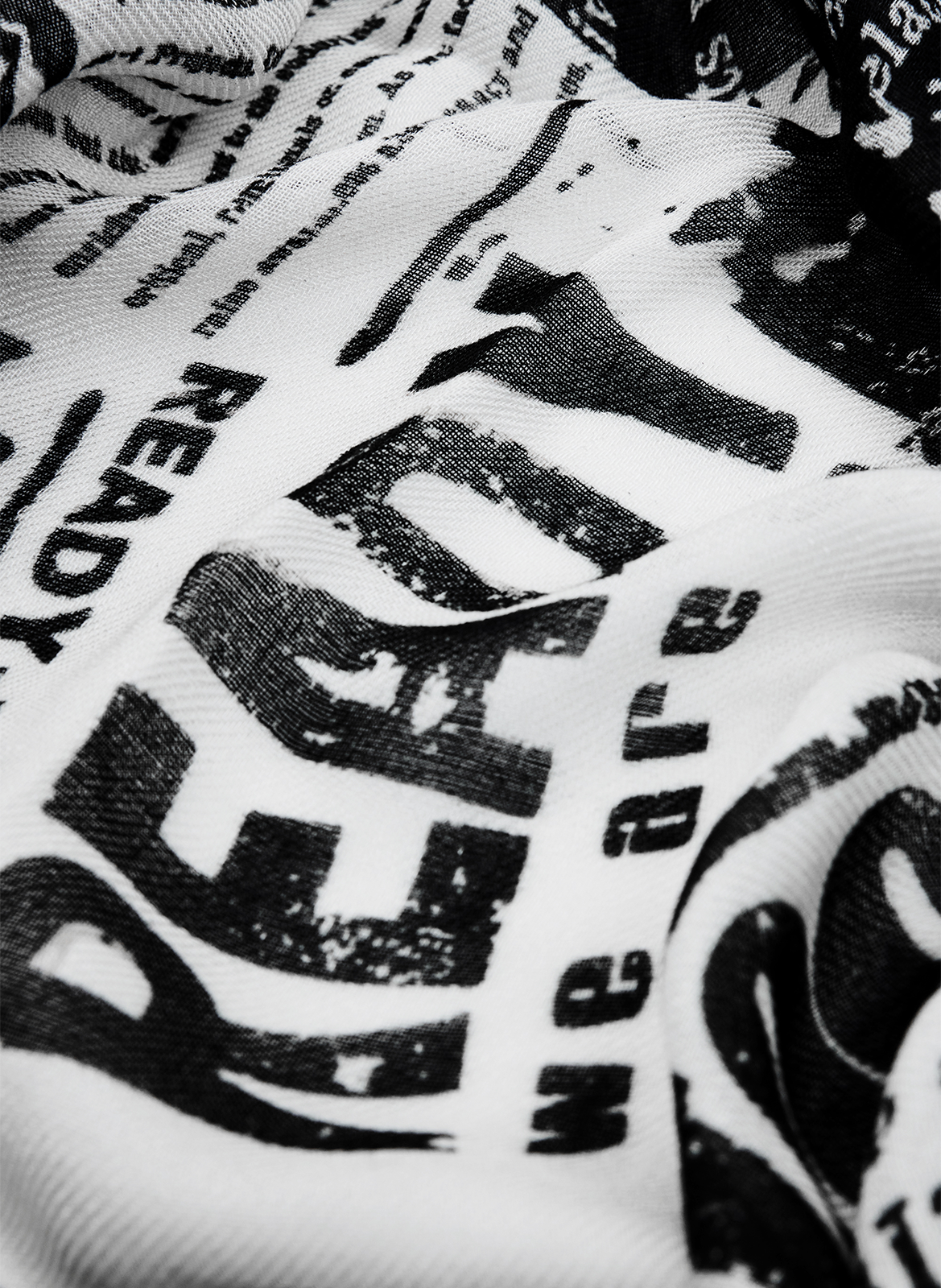 Foulard rectangulaire journal DESIGUAL Noir