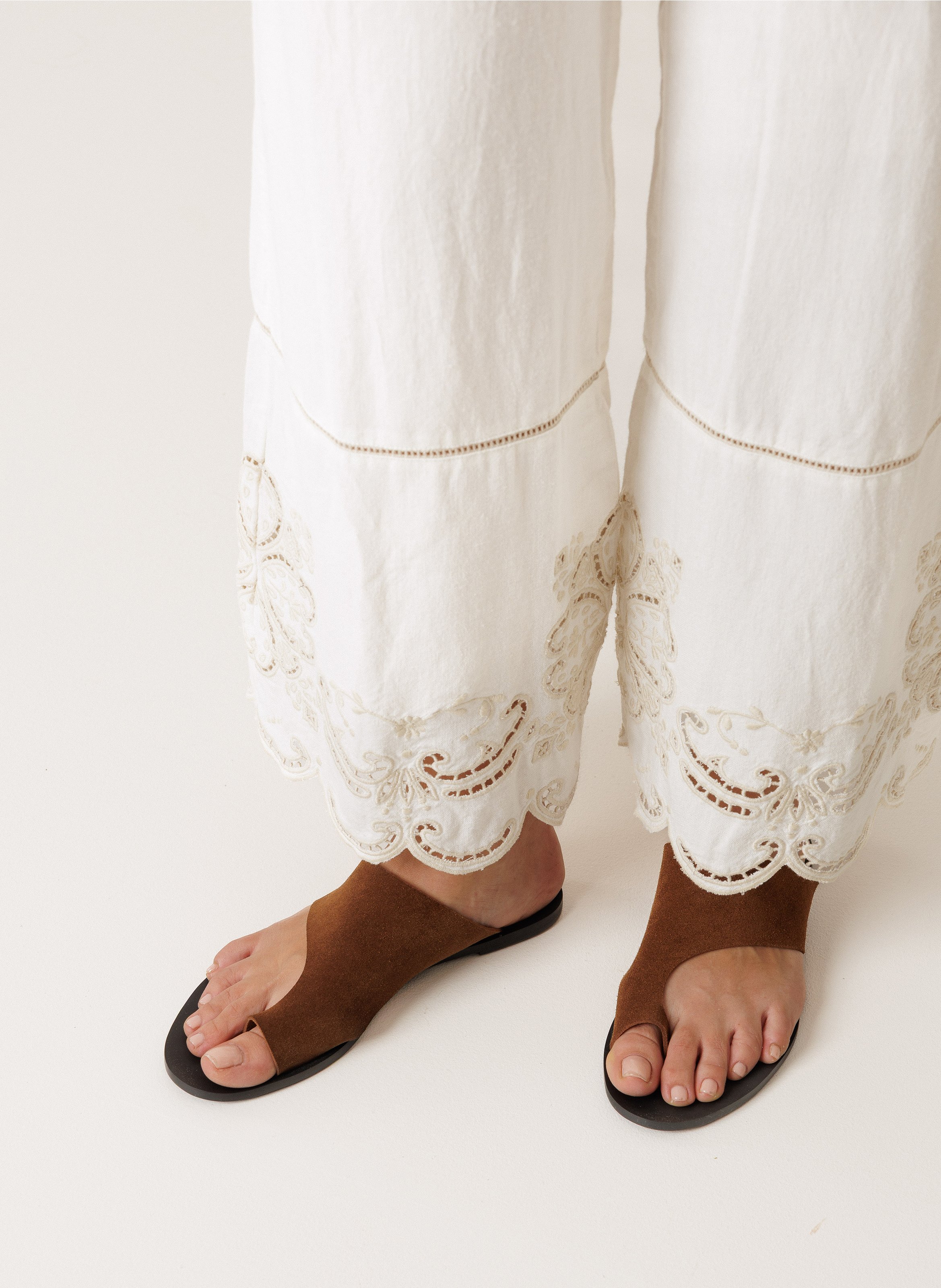 Gerade geschnittene bestickte Hose INDI & COLD Beige