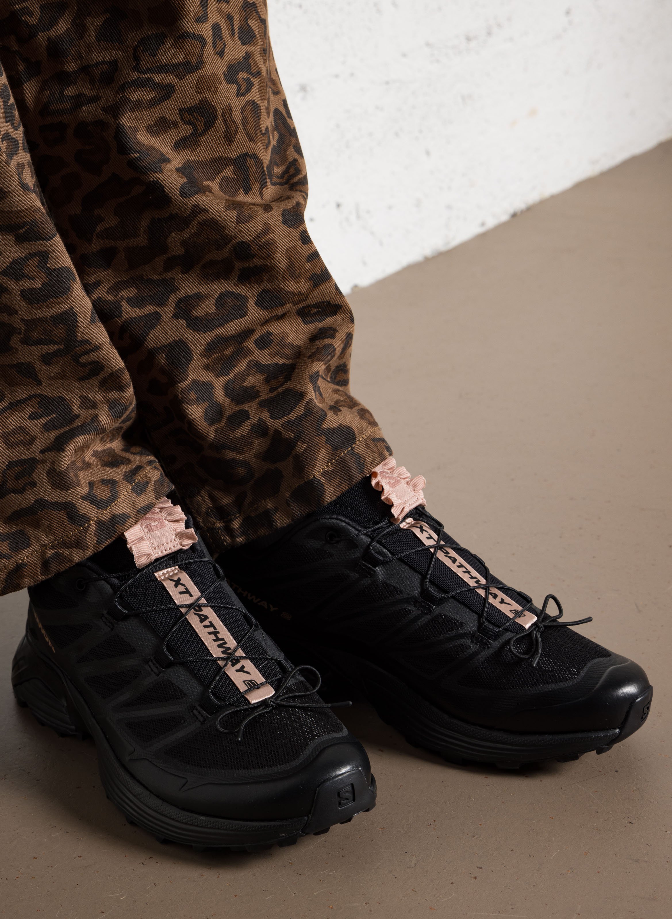 Baskets basses noeud et détails satinés SALOMON Noir