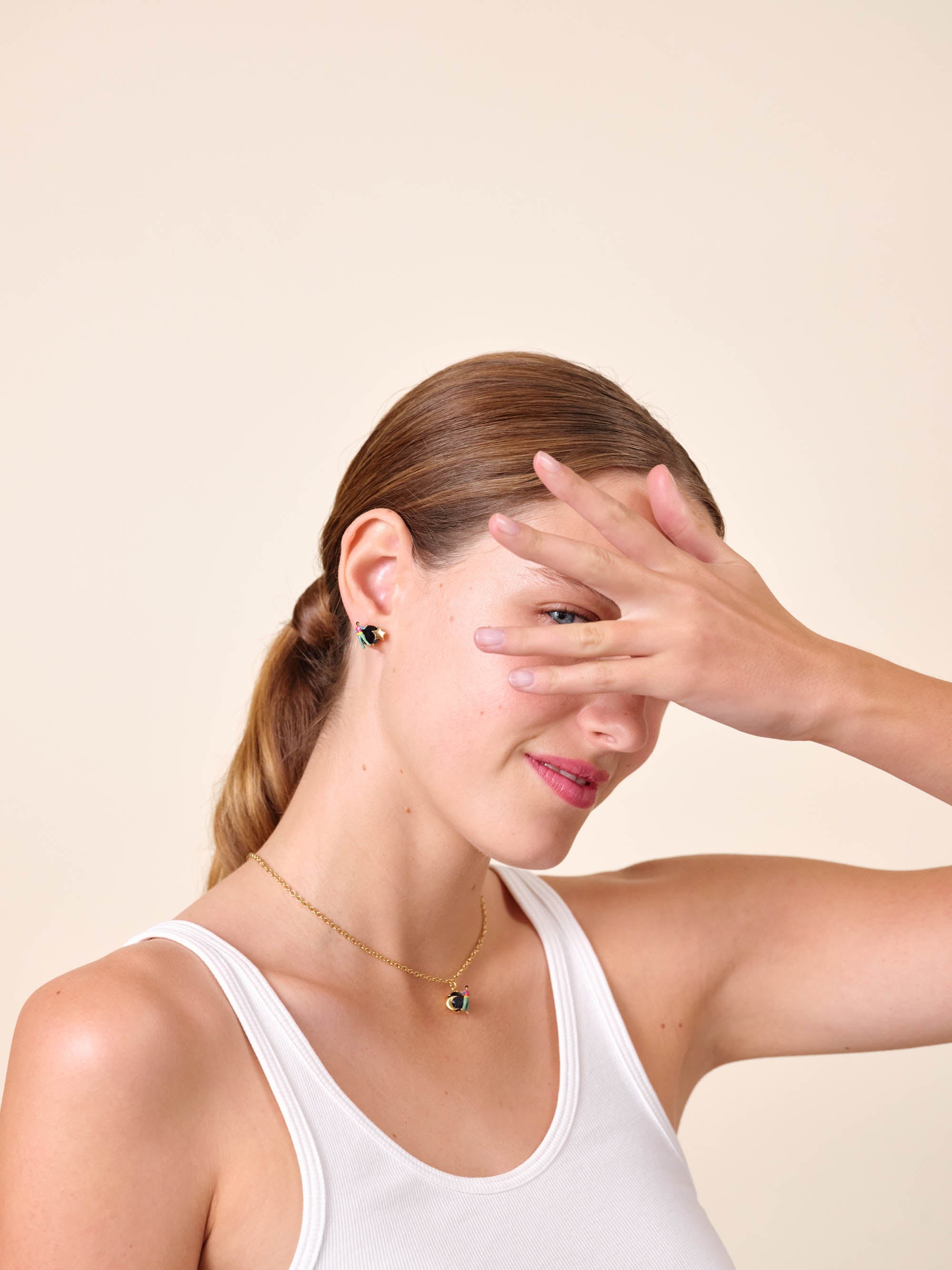 Boucles d'oreilles tiges asymétriques pierre en verre taillé LES NEREIDES Multicolore