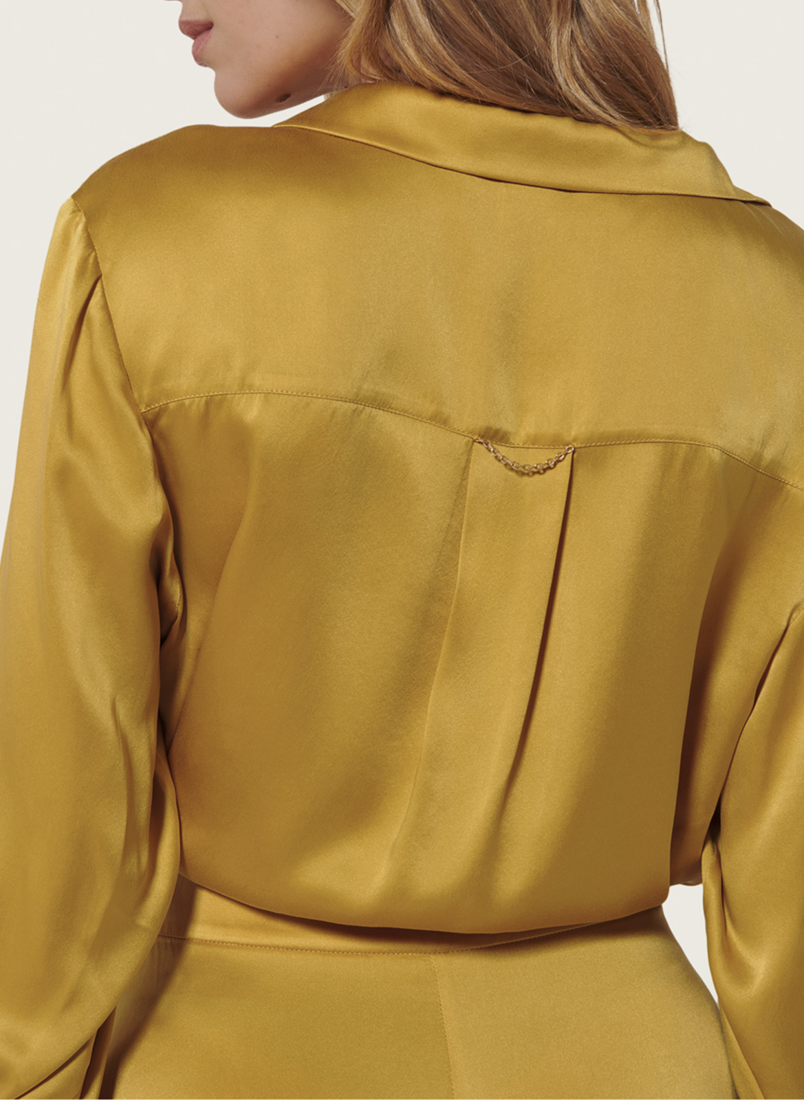 Korte satijnen blouse met verstelbare pasvorm KARMA KOMA Geel