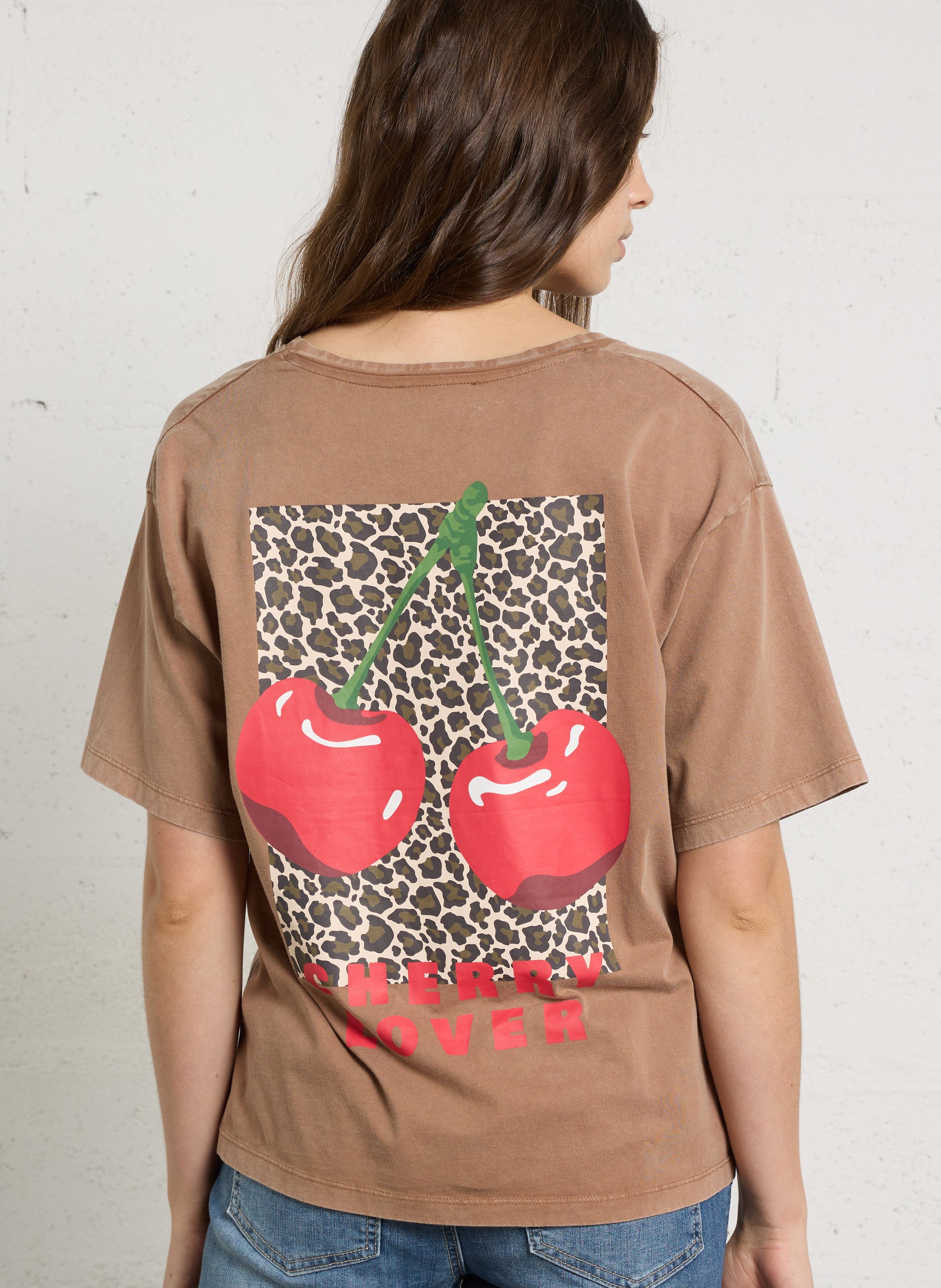 Ruimvallend, katoenen T-shirt met V-hals en zeefdruk LE TEMPS DES CERISES Bruin