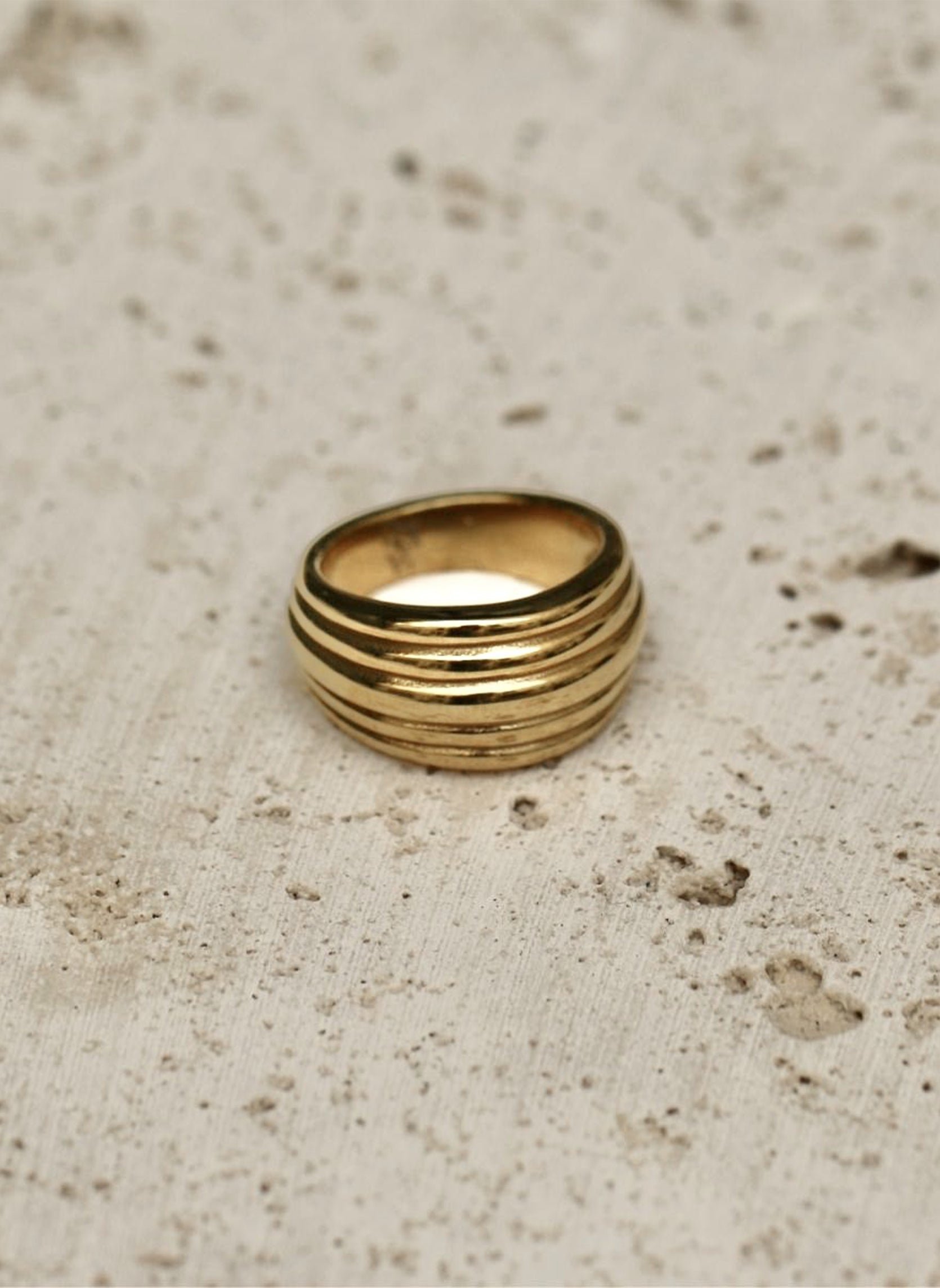 Wide musca ring Golden