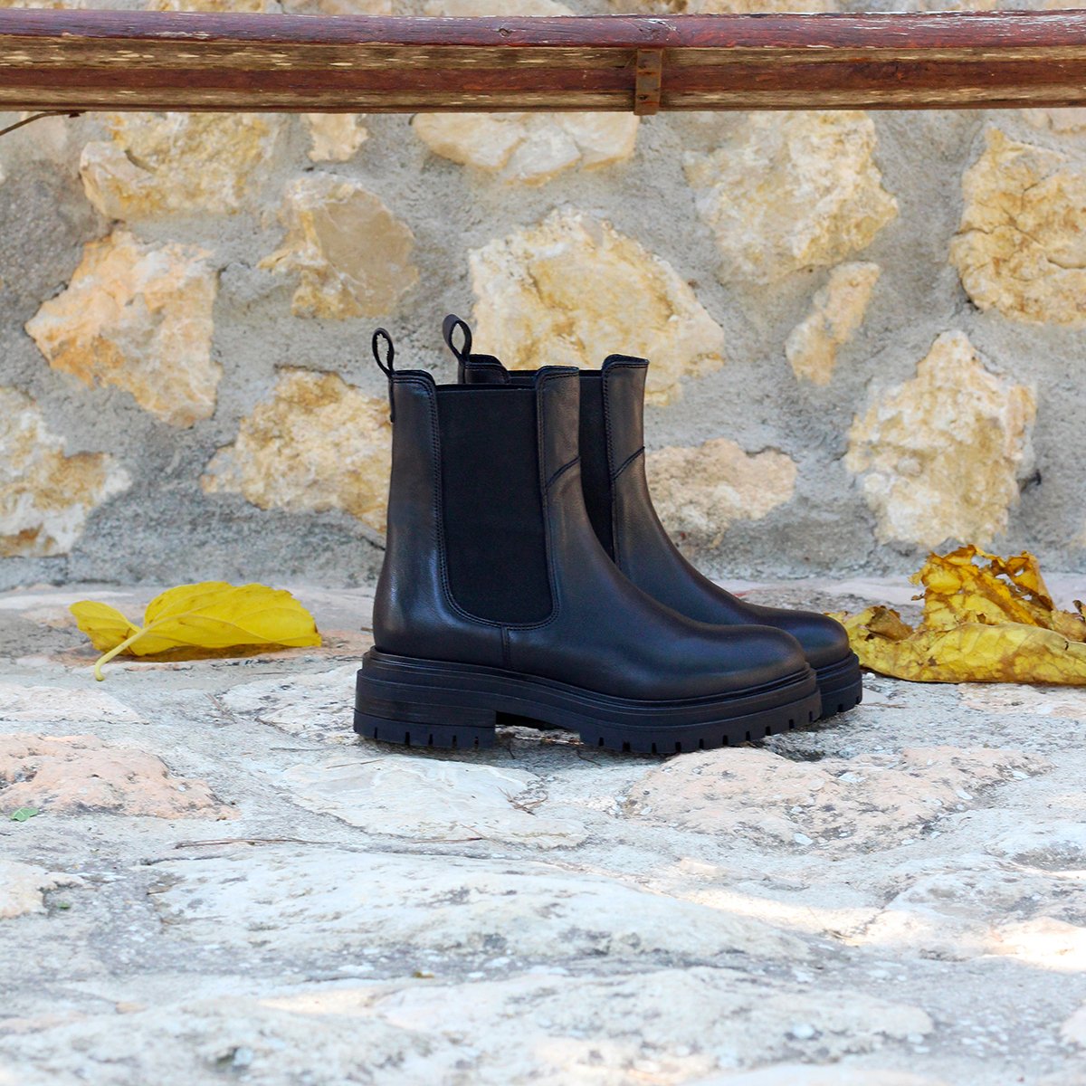 Leather mid-calf Chelsea boots with lugged sole JULES & JENN Black