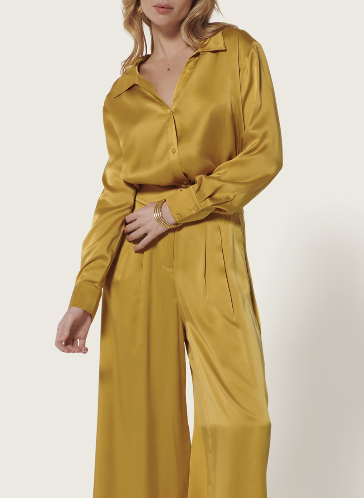 Korte satijnen blouse met verstelbare pasvorm KARMA KOMA Geel